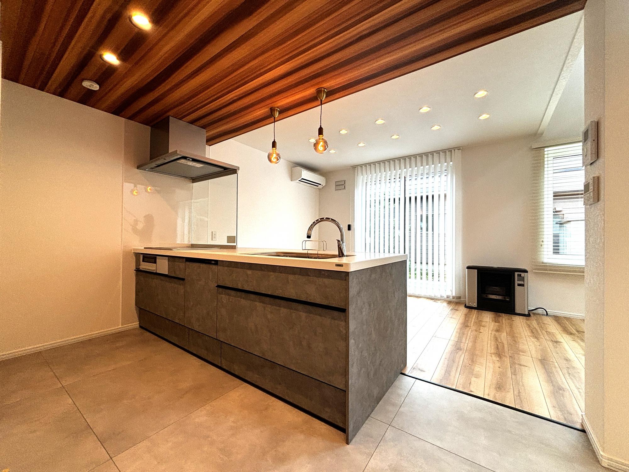 キッチンはLIXILをご選定頂きました！
キッチンに合わせて床材もフロアタイルにしました！お手入れも楽々です！