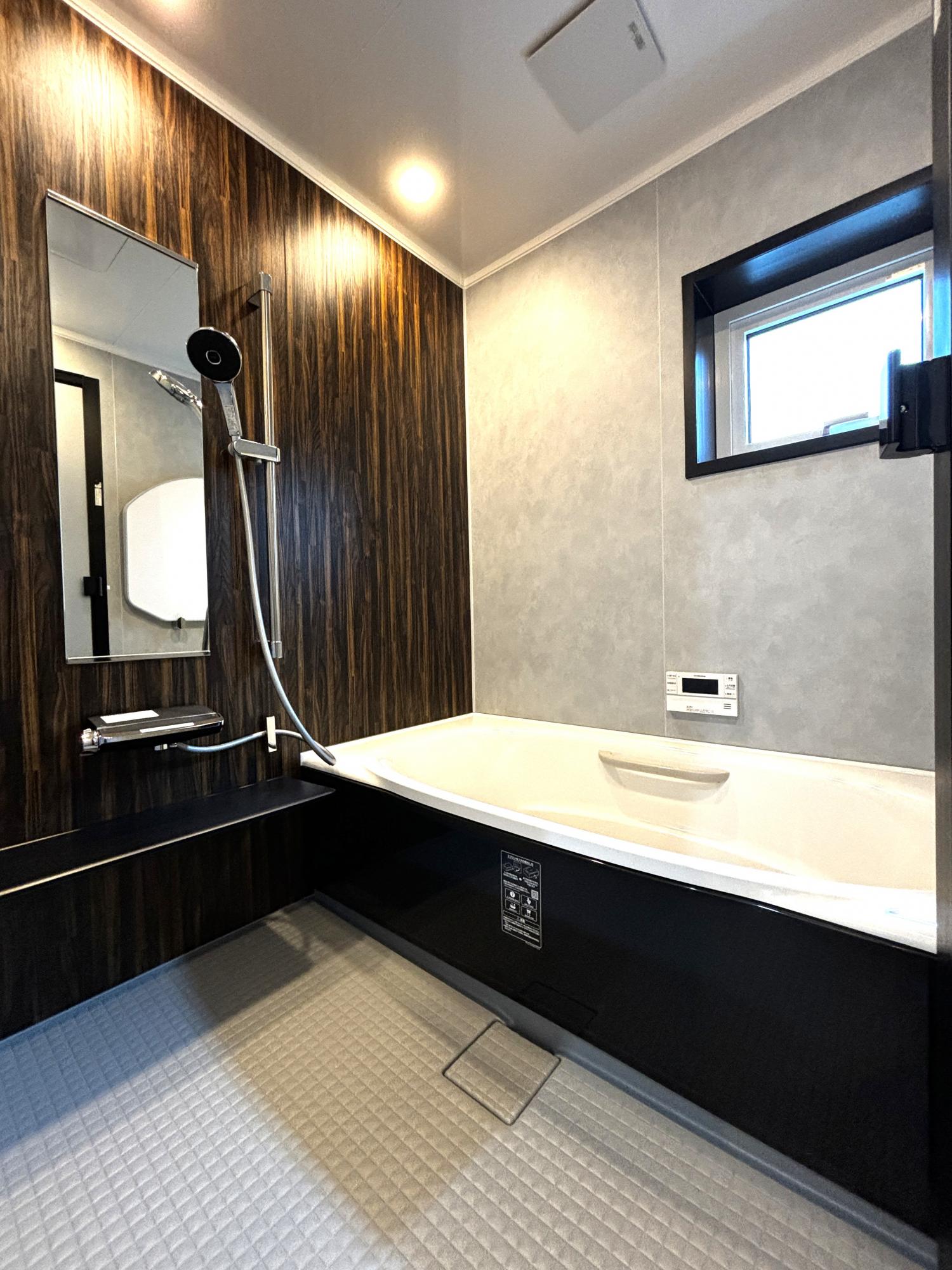 浴室はLIXILをご採用。毎日リラックスが出来るスペースとしてシックな色合いにしました！