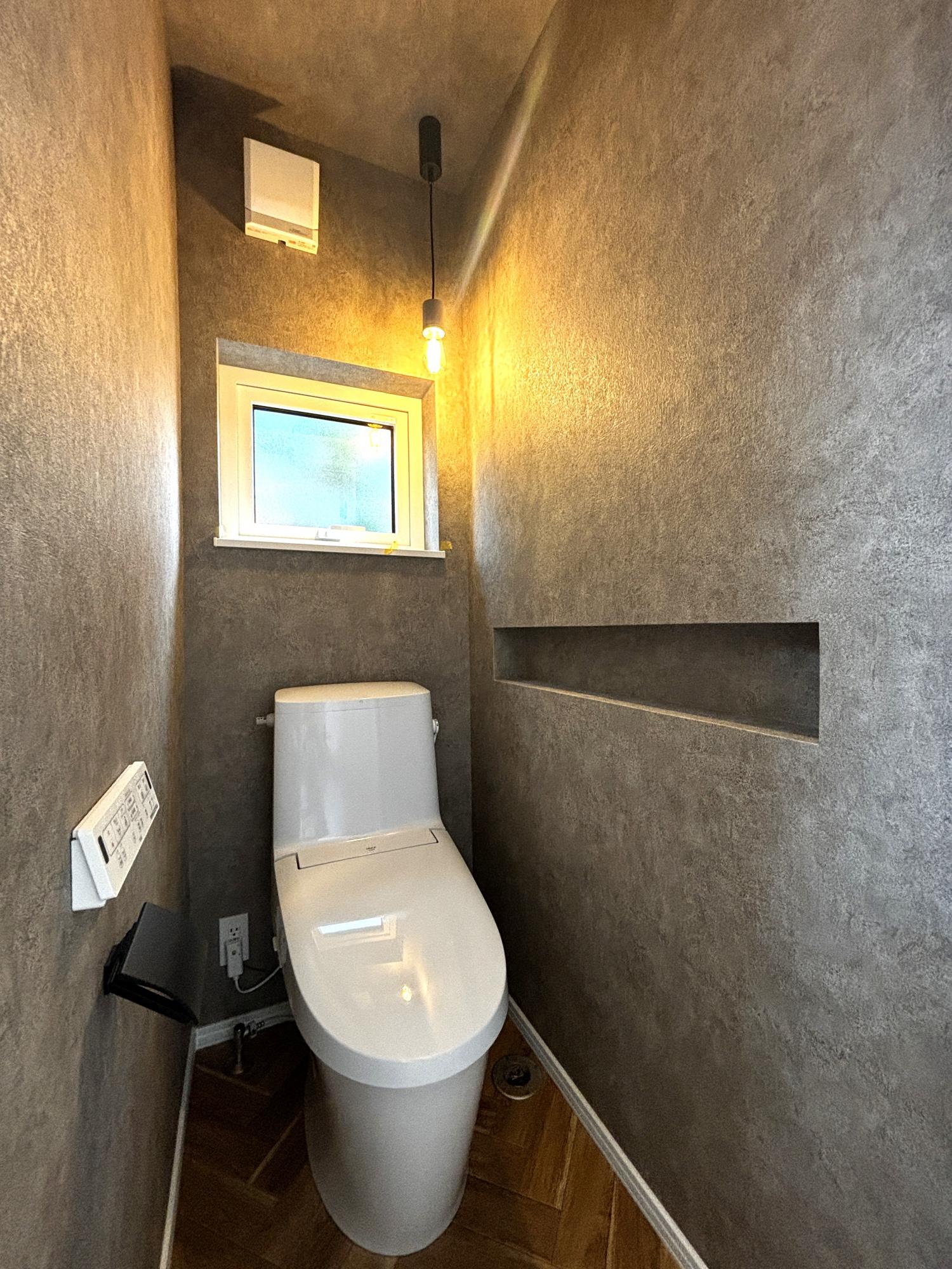 トイレットペーパーもオシャレに収納できるニッチ収納ございます！