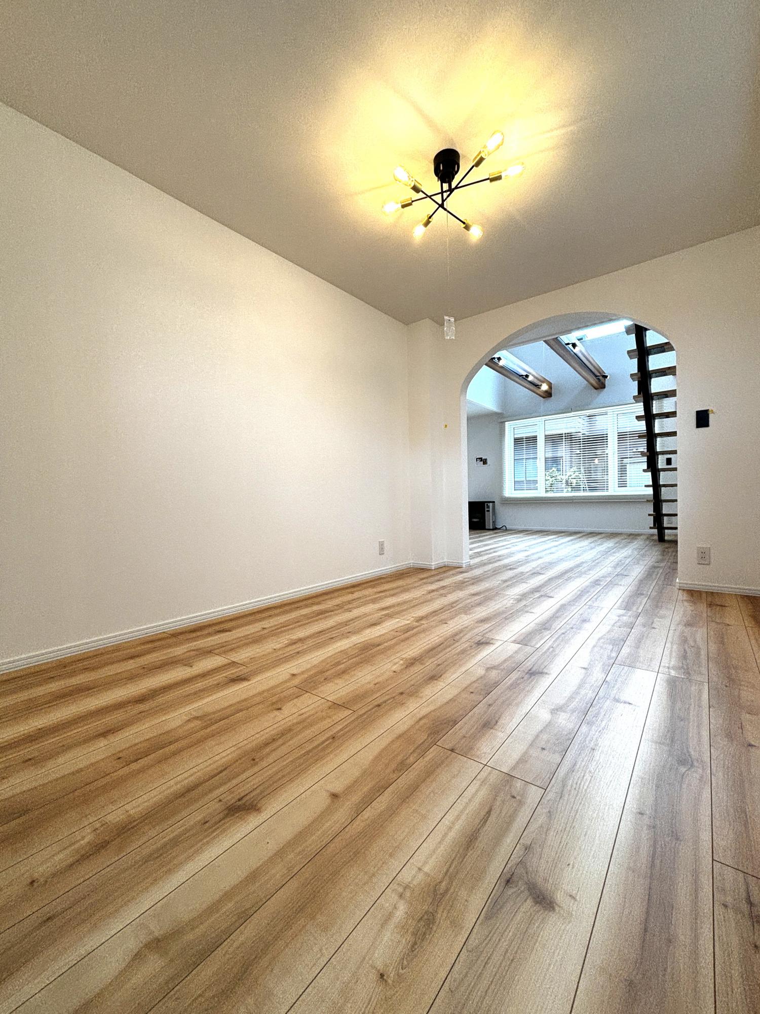 オシャレな照明とアーチ状の入口がかわいらしくアクセントとなります！