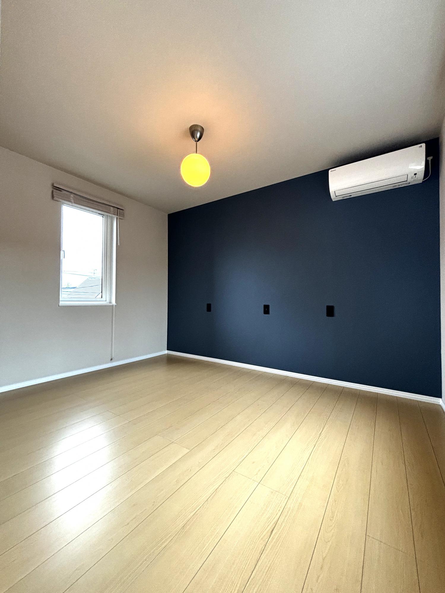 シックなアクセントクロスと満月のような照明がオシャレで落ち着いた雰囲気を演出します！