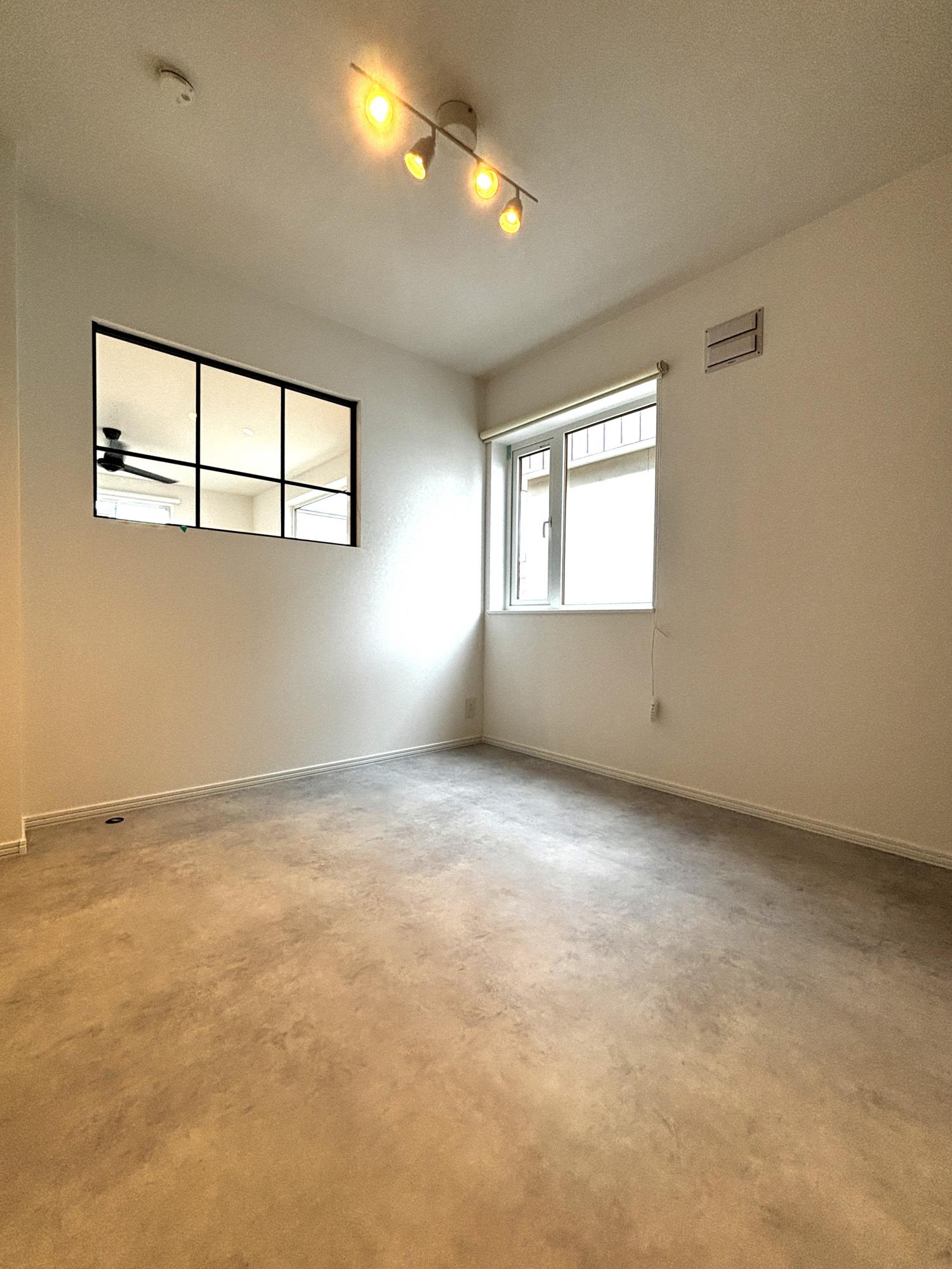 モルタル風の床が清潔感があり、アクセントの室内窓との相性も抜群です！