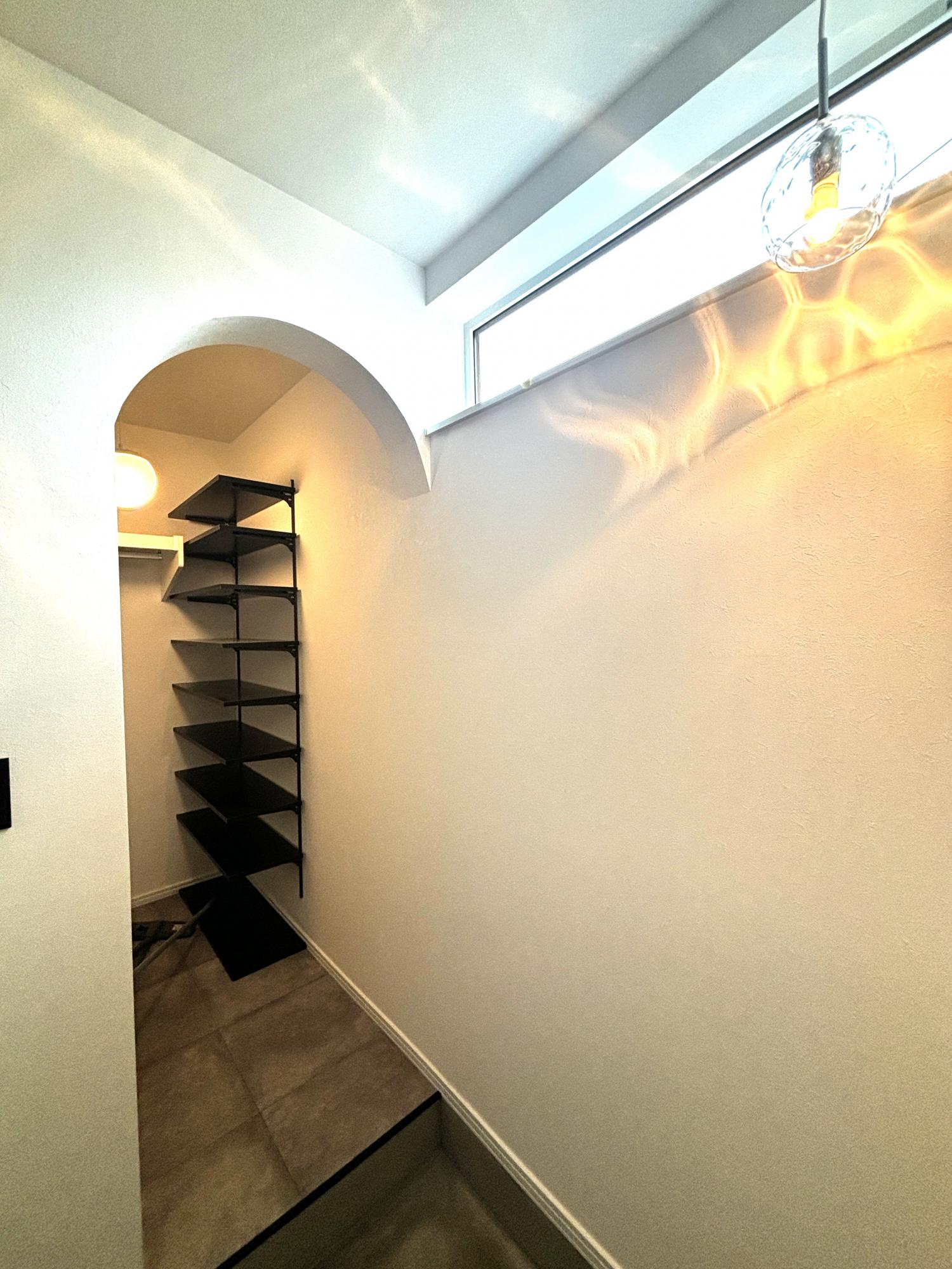 玄関前のシューズクローク！オシャレな照明とモルタル調のタイルがシックです！