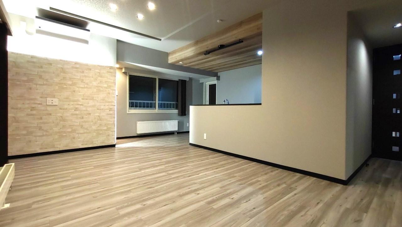 テレビは壁掛け予定。背面はタイルを新設し、アイキャッチを設けました！
キッチンの下がり天井をオシャレに見せるクロスの貼り分けを行いフロアとの統一感を演出。
モノトーン調の内装でシックでおしゃれなホテルライクな空間をつくりました♪