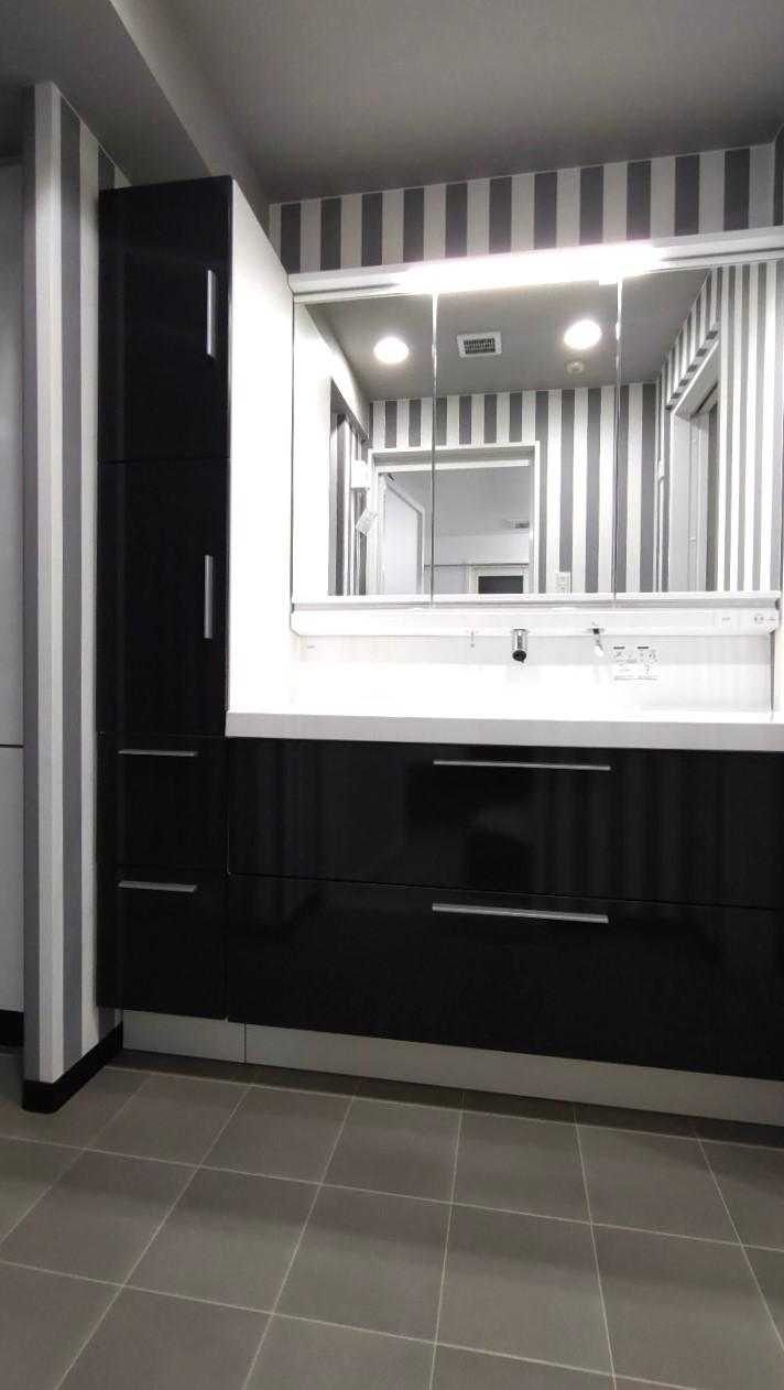 洗面台はリクシルのクレヴィをご採用。
上部吐水タイプの水栓のため、お手入れも楽ちんです！
また、クロスも遊び心を加え清潔感のある空間になりました。