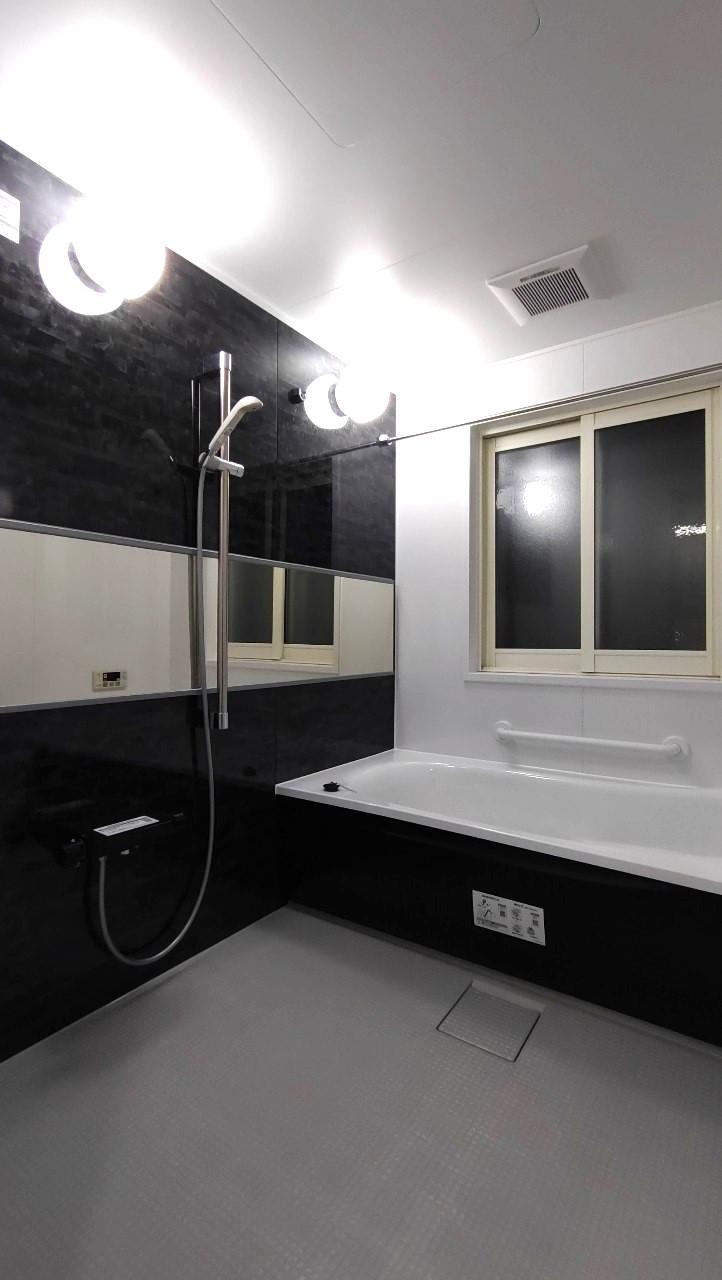 浴室は、TOTO　サザナをご採用頂きました。
モノトーンを基調とし、鏡を横に取付し、ホテルライクな空間になりました。