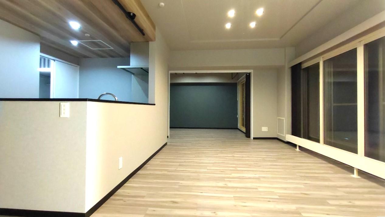 洋室のアクセントクロスがキッチン側からも見ることが出来き、シックで落ち着いている空間にどこか遊び心感じるお住まいとなりました。