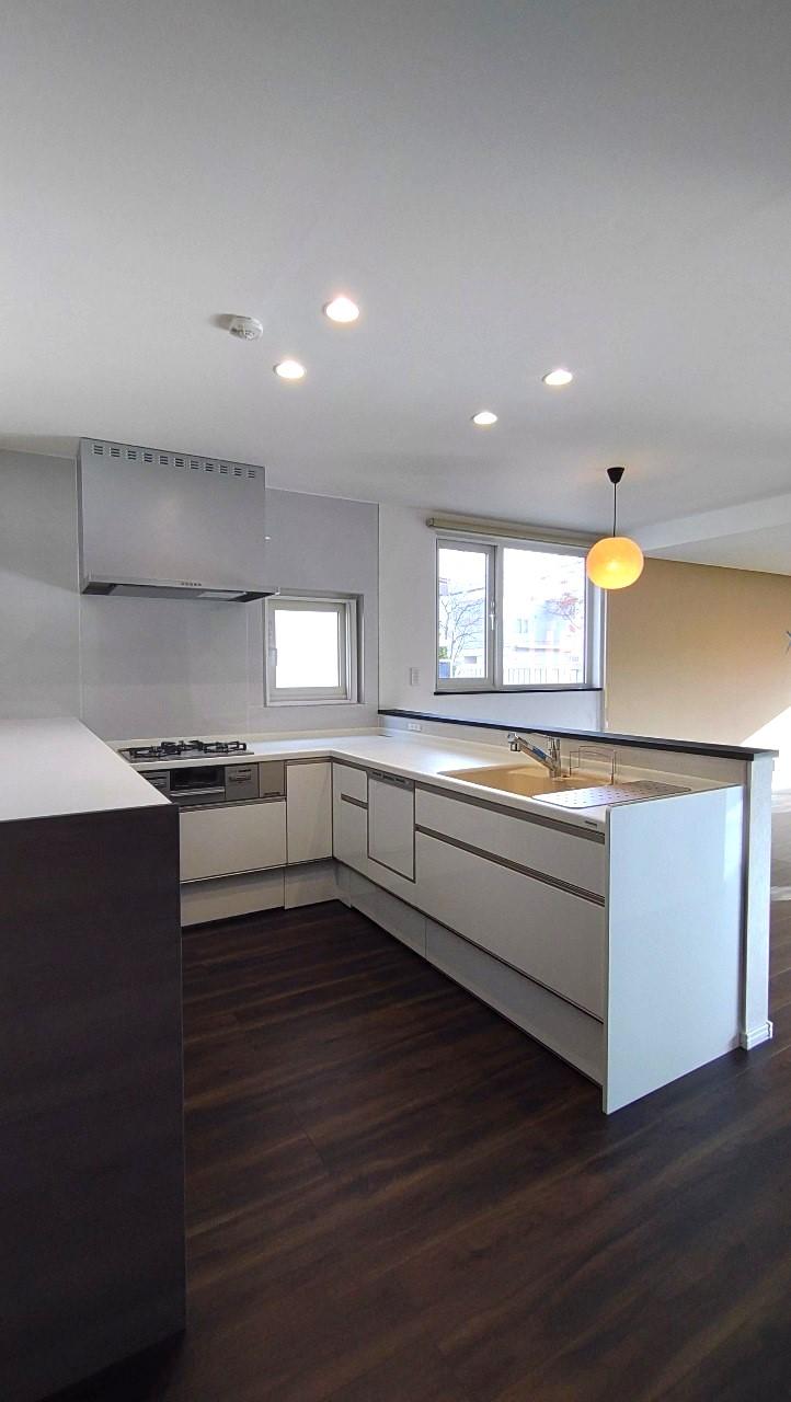 シックなフロアと対照的な白色キッチン！明るく清潔感をもたらしてくれます。
吊り戸棚も撤去し、より明るい雰囲気になります。