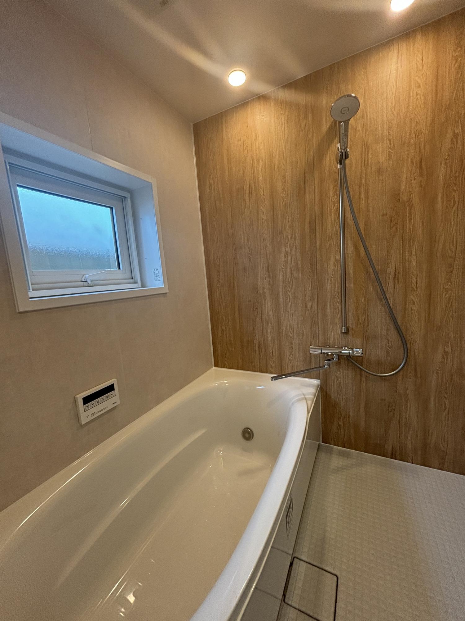 浴室はリクシルのリデアをご採用頂きました。ウッド調の明るい浴室です！