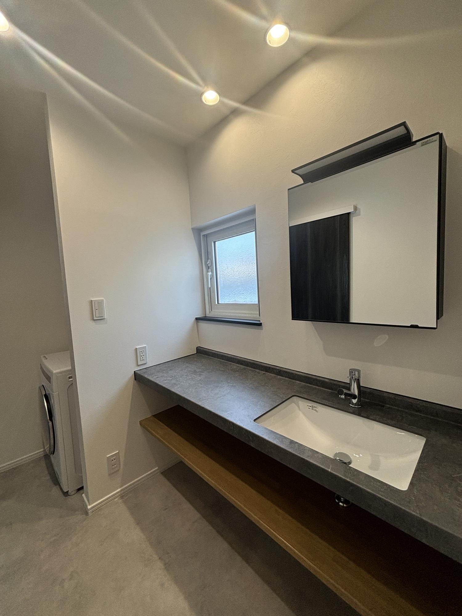 洗面台はアイカの造作洗面台。広々とした洗面台のため、ゆったり横並びで使用できるのでご家族にはお勧めです！