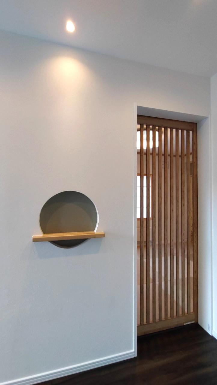 和室入口のニッチスペース！間接照明も入っており、お花や季節もの等を飾ると、お客様を明るくお出迎えできます！