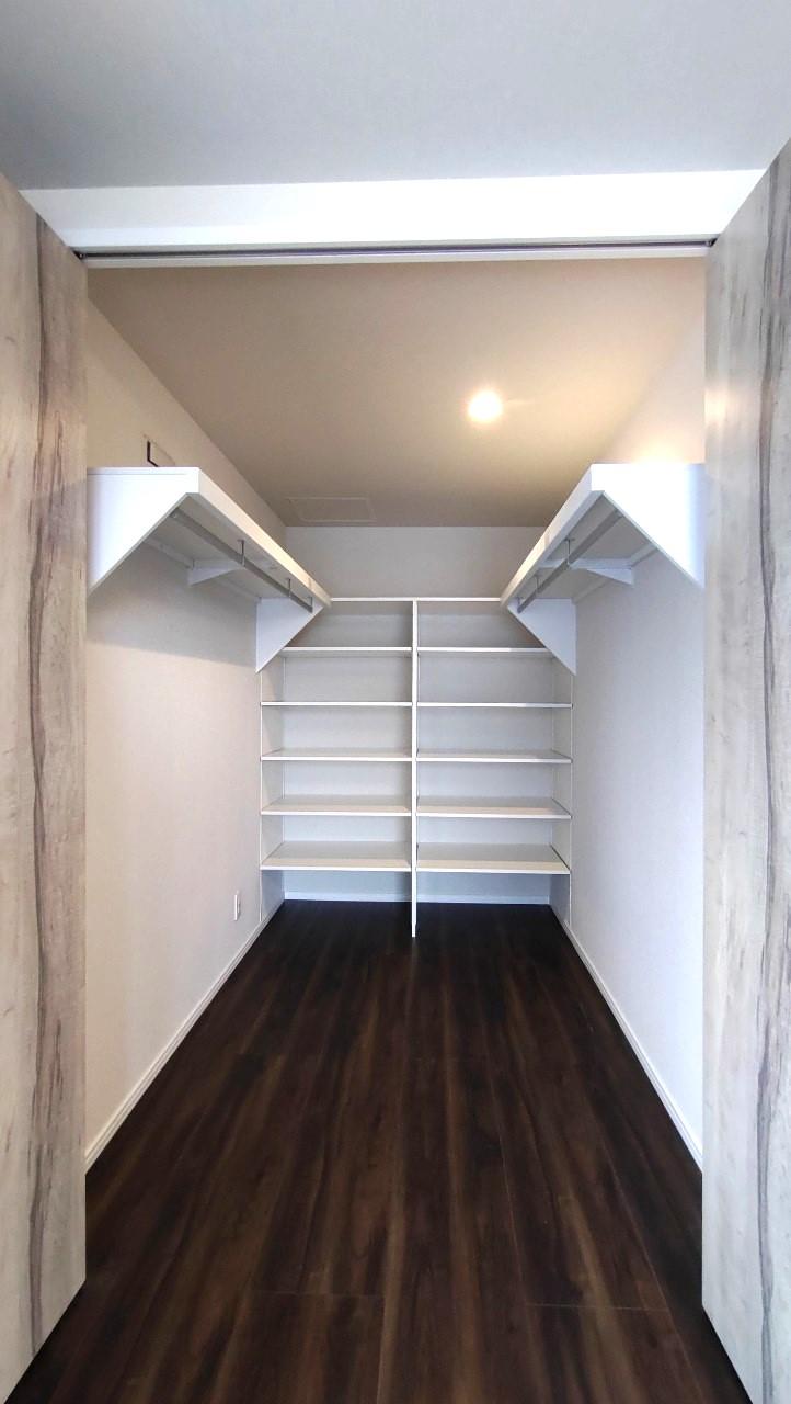 ２F寝室のウォークインクローゼット
たっぷりの収納なので家族の季節ものなども収納可能です！