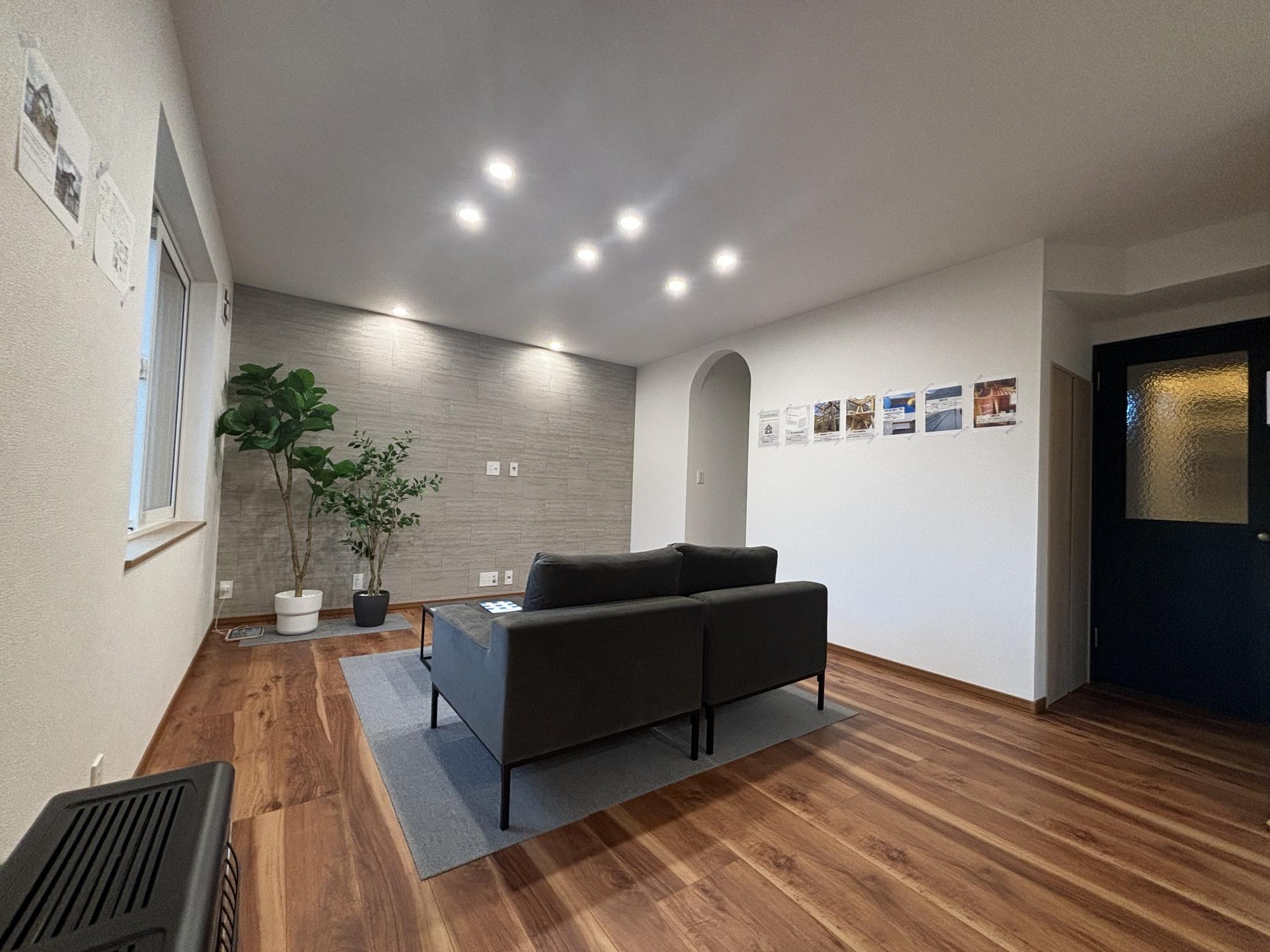 リビングの壁掛けTVの背面にタイル調クロスをご採用。本物のようにオシャレな空間になります。