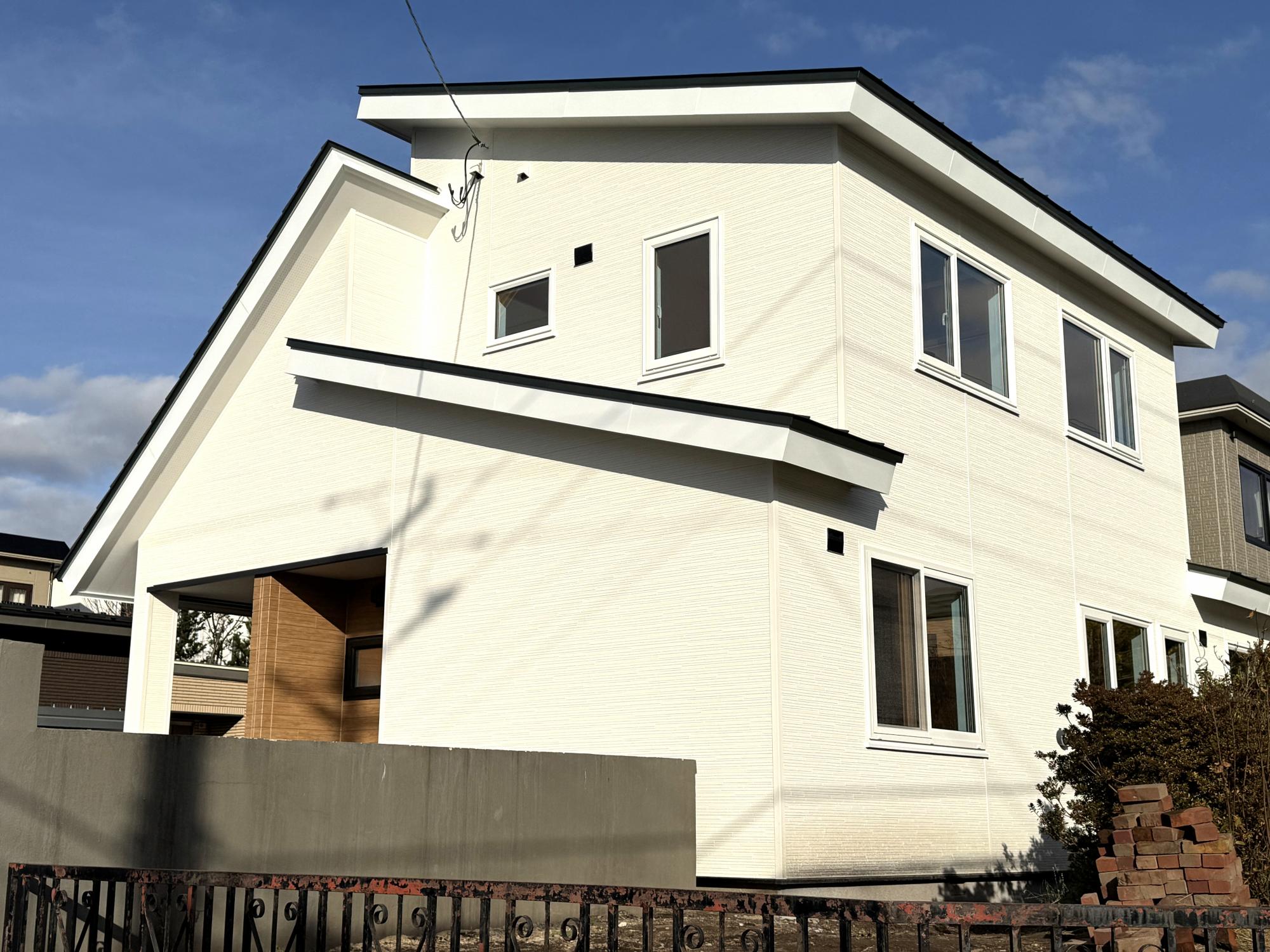 外観。外壁屋根ともにガルバリウム鋼板にて施工。落雪対策も行いました！