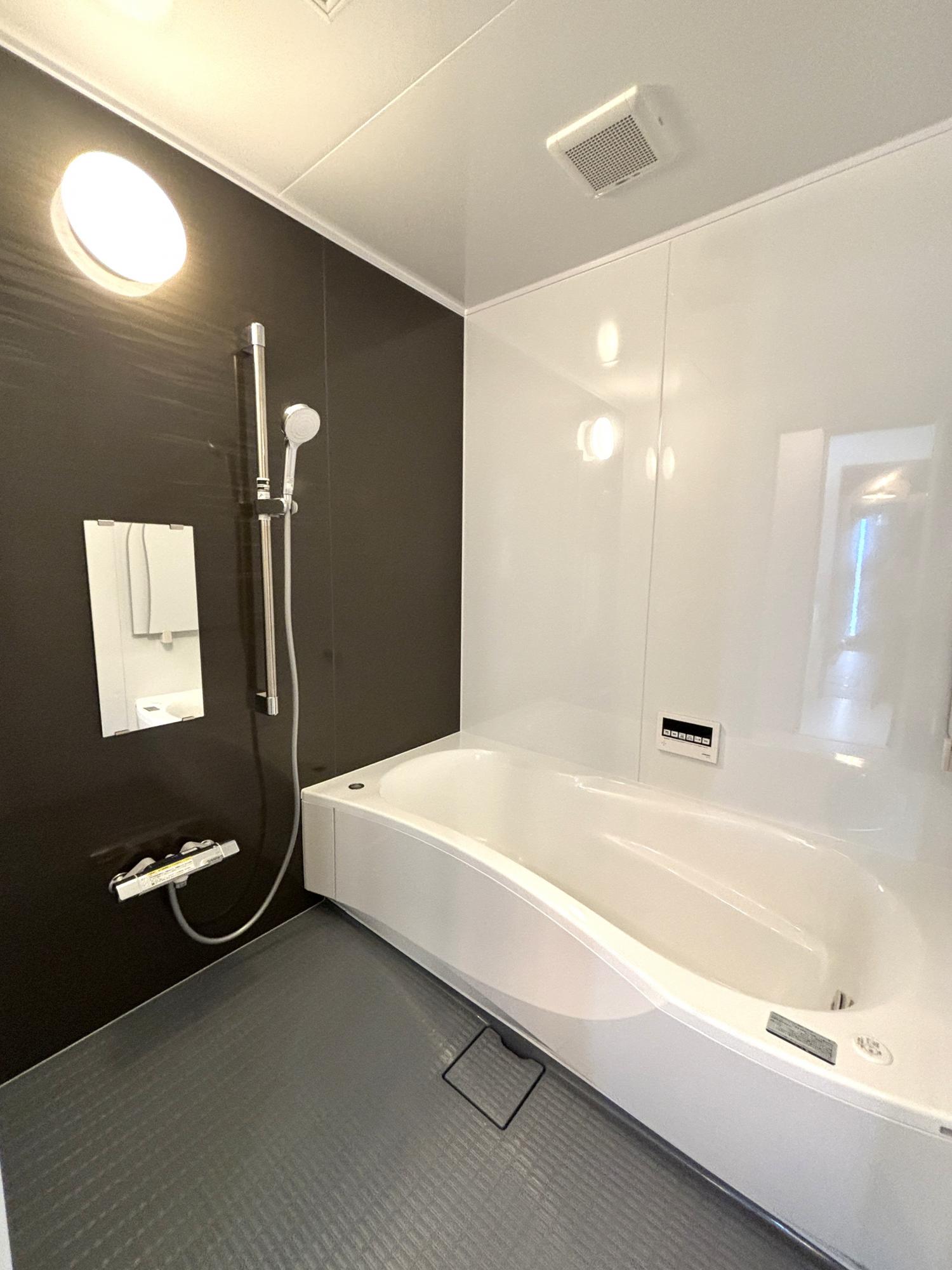 浴室はトクラスのエブリィをご採用！
ご採用の決め手は、ダブルバブルバス！マイクロバブルバスとジェットバスで体を労りなから毎日くつろぐことが出来ます！