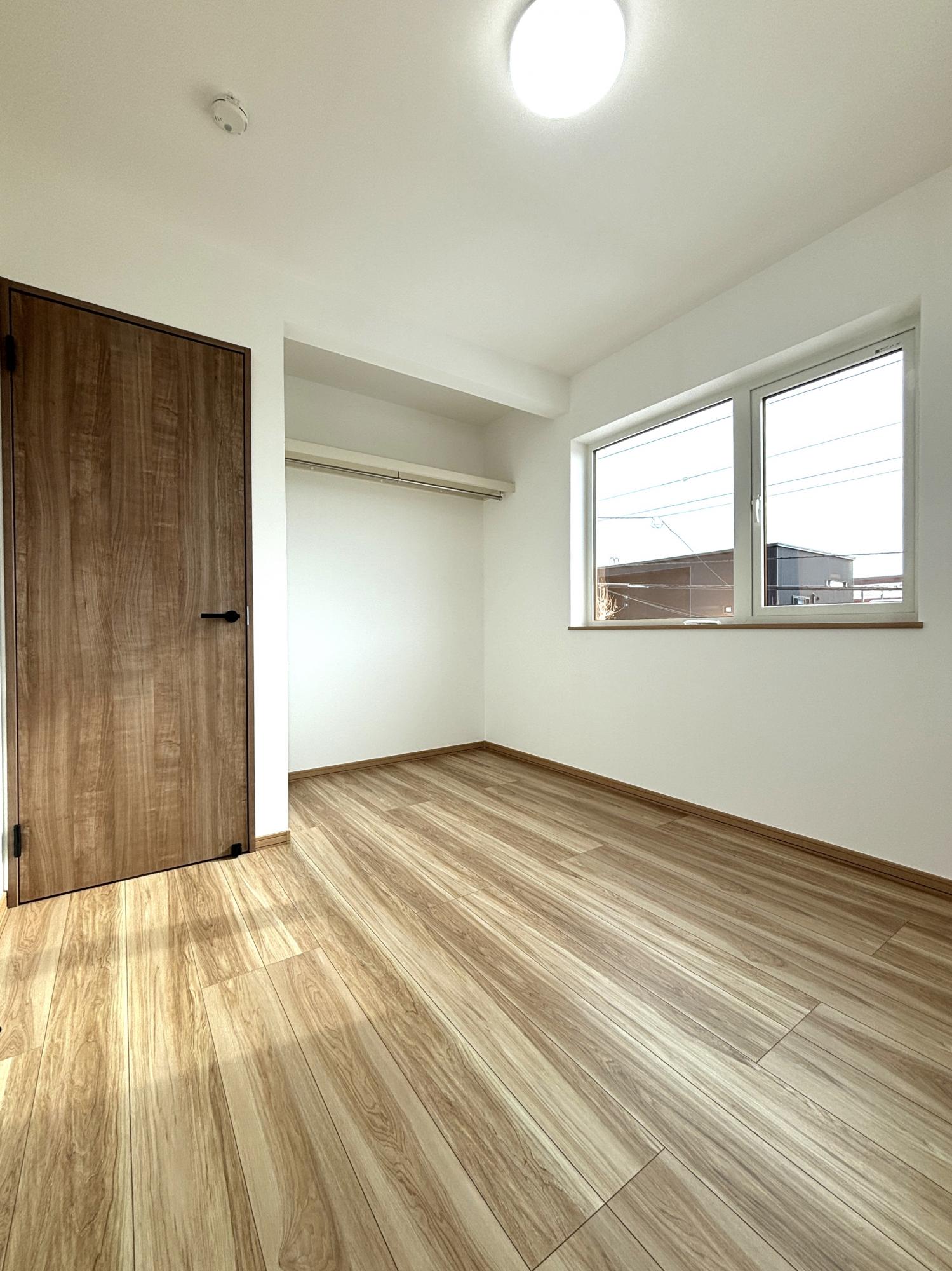 ２F洋室！あえてクローゼットには扉を設けず、常に見せる収納として整理整頓できるような仕組みになっております！