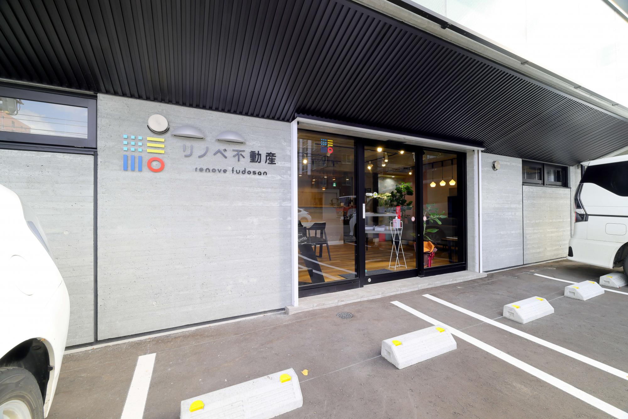 ～リノベプランのご提案からリノベ工事までがワンストップ～

当社は、「宅建士、建築士、施工管理技士」が全て揃っておりますので、複雑な住まい探しも1つの窓口だから安心！
良質な土地・物件のご提案 → 希望物件の既存住宅状況調査 → 自分好みのリノベーション提案 → リノベーション工事
をワンストップでご提案できる環境が整っております。
もちろんアフターサポートも充実しておりますので、住んでからも安心して住み続けられます！

・良質な土地・物件のご提案…お客様の条件に合った物件をご予算・リノベーション内容とともにご紹介させて頂きます。

・希望物件の既存住宅状況調査…安心してお話を進めて頂けるように建築士兼、建物状況調査士が検討物件の状況を調査させて頂きます。

・自分好みのリノベーション提案…イメージパースを用いてプロの目線からお客様に合わせたご提案させて頂きます。