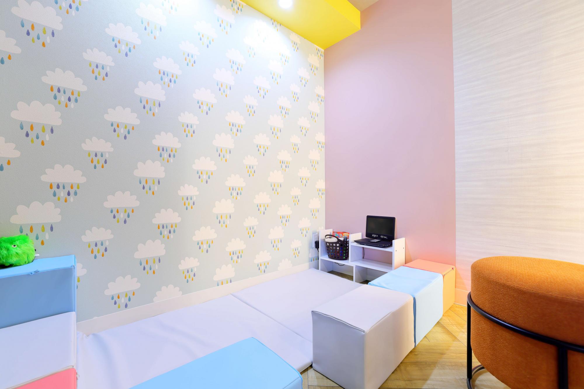 キッズスペースございます！★
チョークで壁にお絵描きが出来るスペースや、おもちゃ・DVD等
お子様が長時間の打ち合わせに退屈しないような工夫をさせて頂いております！
お打合せ時間もご家族が楽しく過ごせるように努めております！