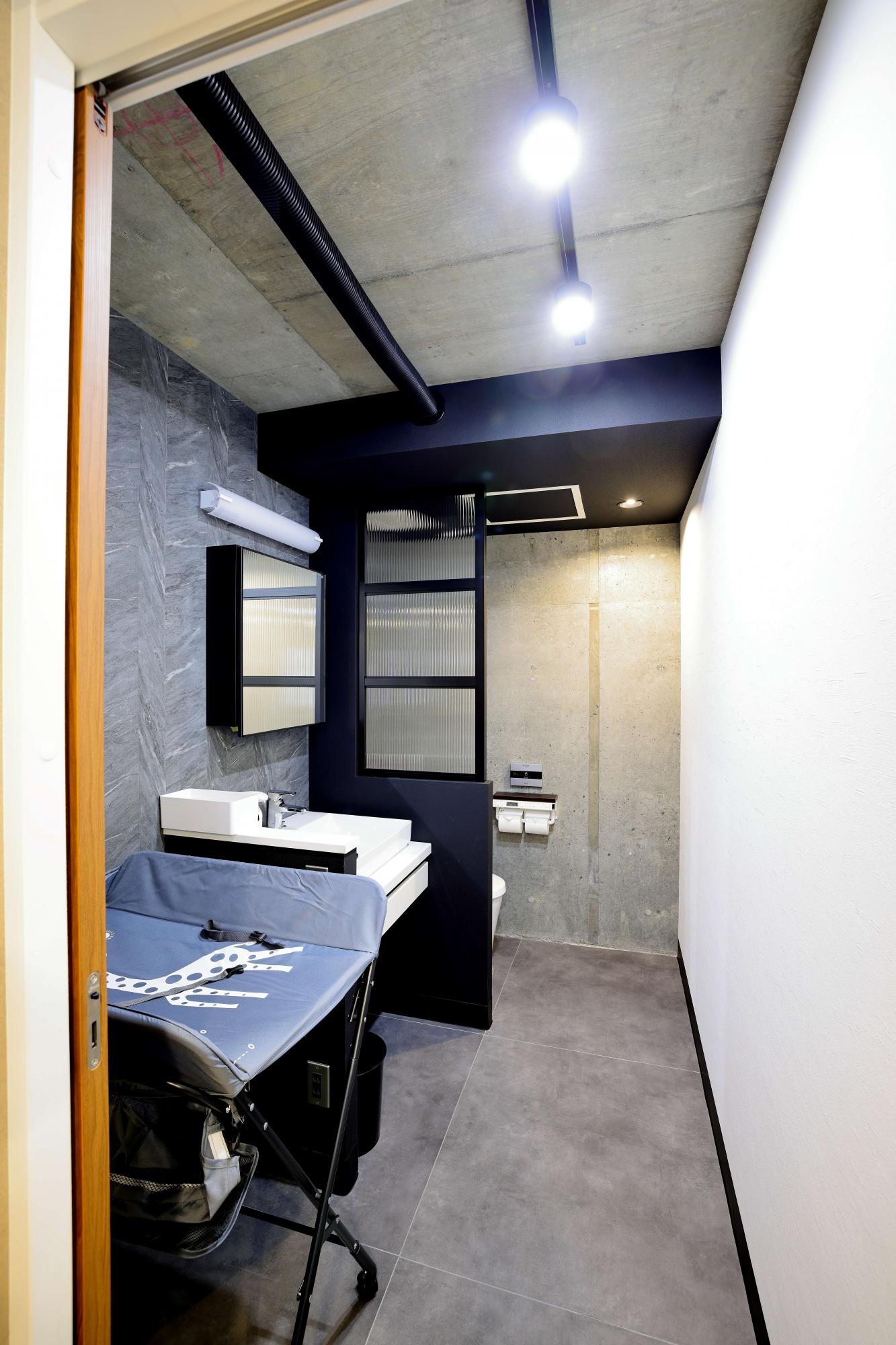 お子様と一緒に利用できる広々とした洗面・トイレスペースです！
オムツ台もございますので、小さいお子様がいらっしゃるご家族様もご利用ください。