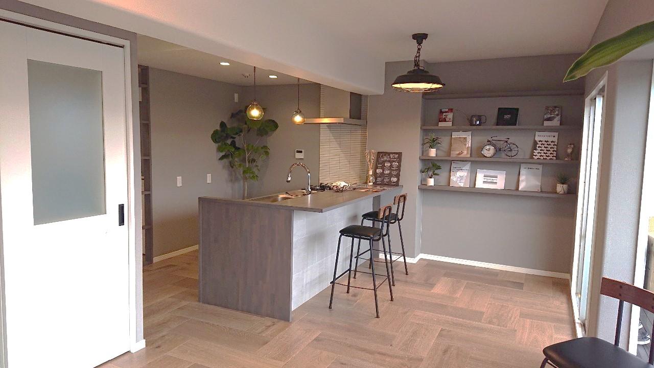 全体をグレーでまとめながらも、明るく居心地の良い空間にデザインしました。