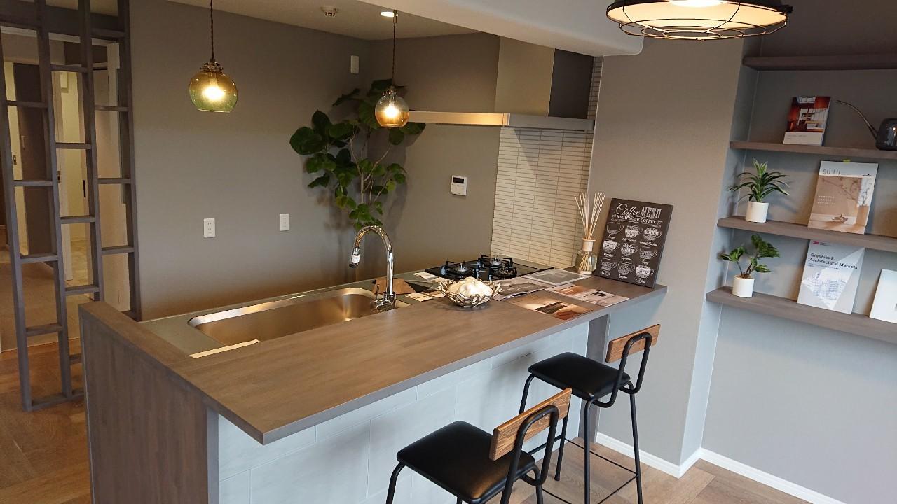 こだわりの造作キッチンはカフェ風のカウンターに。