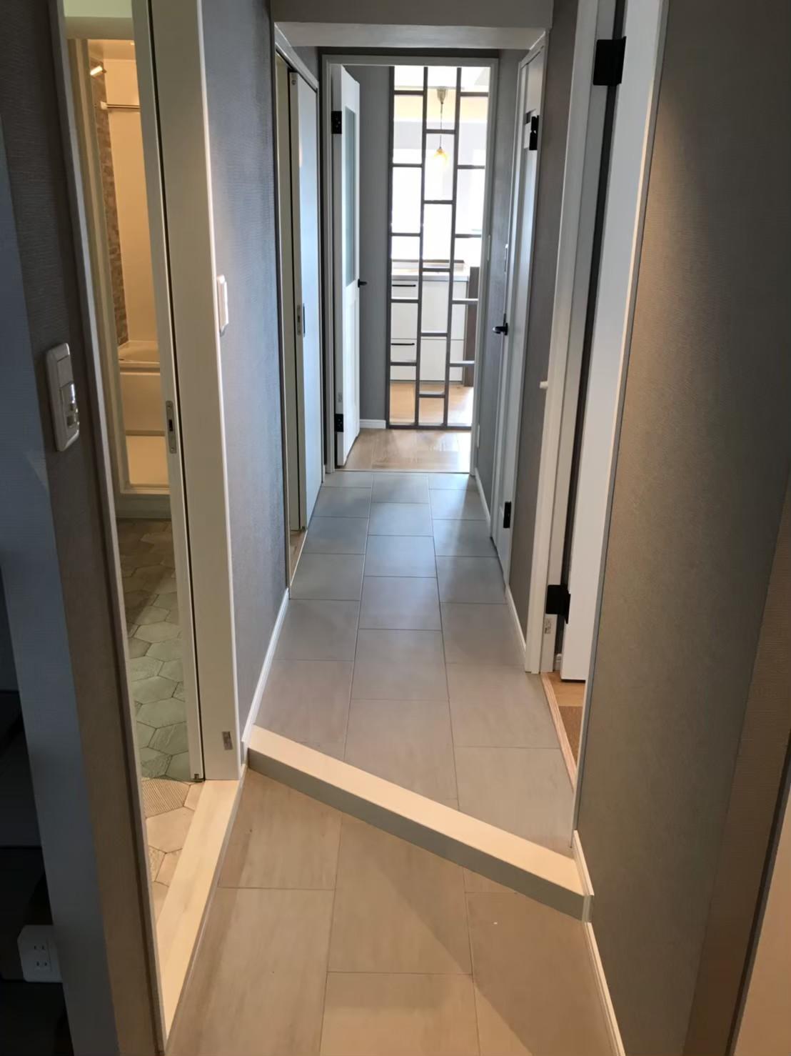 玄関から直接洗面室に移動出来る間取りに変更！お子様と外で遊んで汚れてしまっても安心です。リノベーションなら廊下の形も自由に変更可能です。