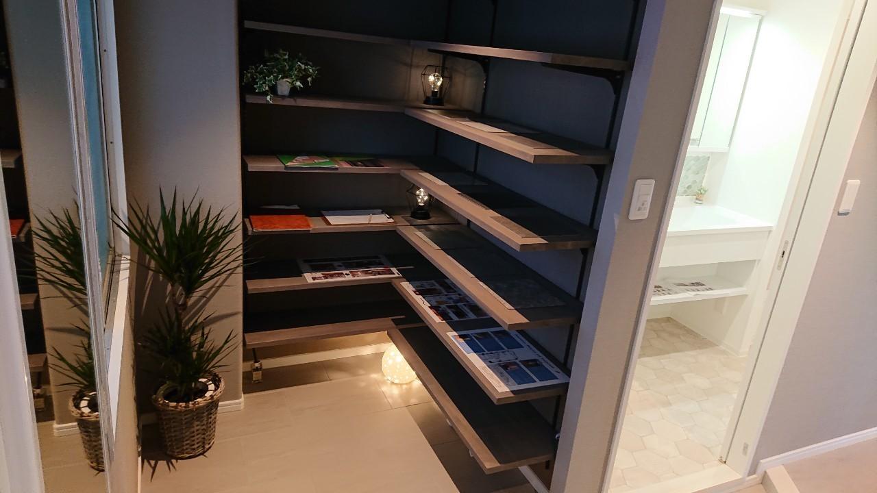 たくさんの靴を収納出来るシューズクローゼット。お気に入りのスニーカーを並べるのも楽しい♪