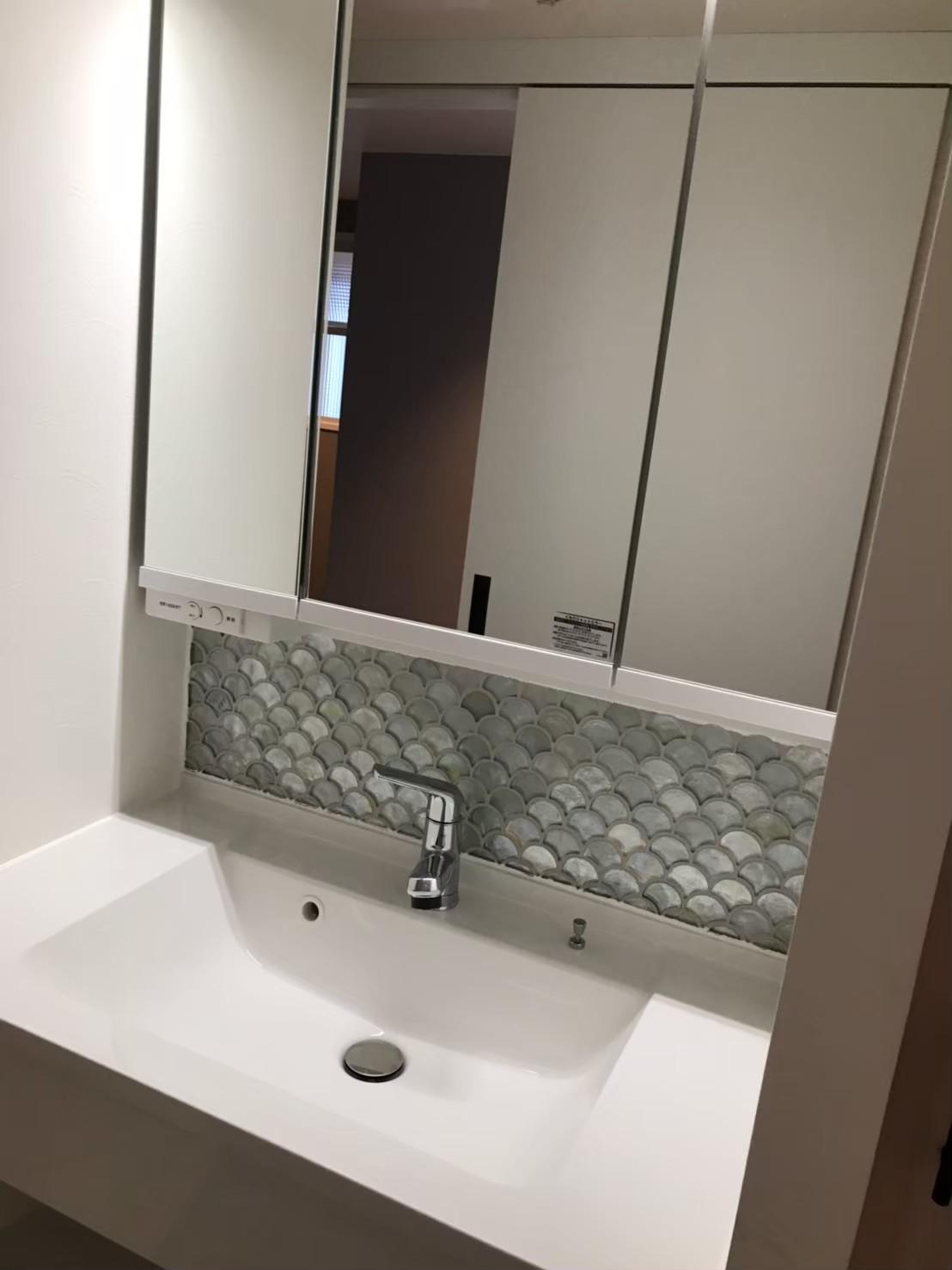 洗面台はメーカー品を使用していますが、タイルを貼るだけでオリジナル洗面台に大変身！