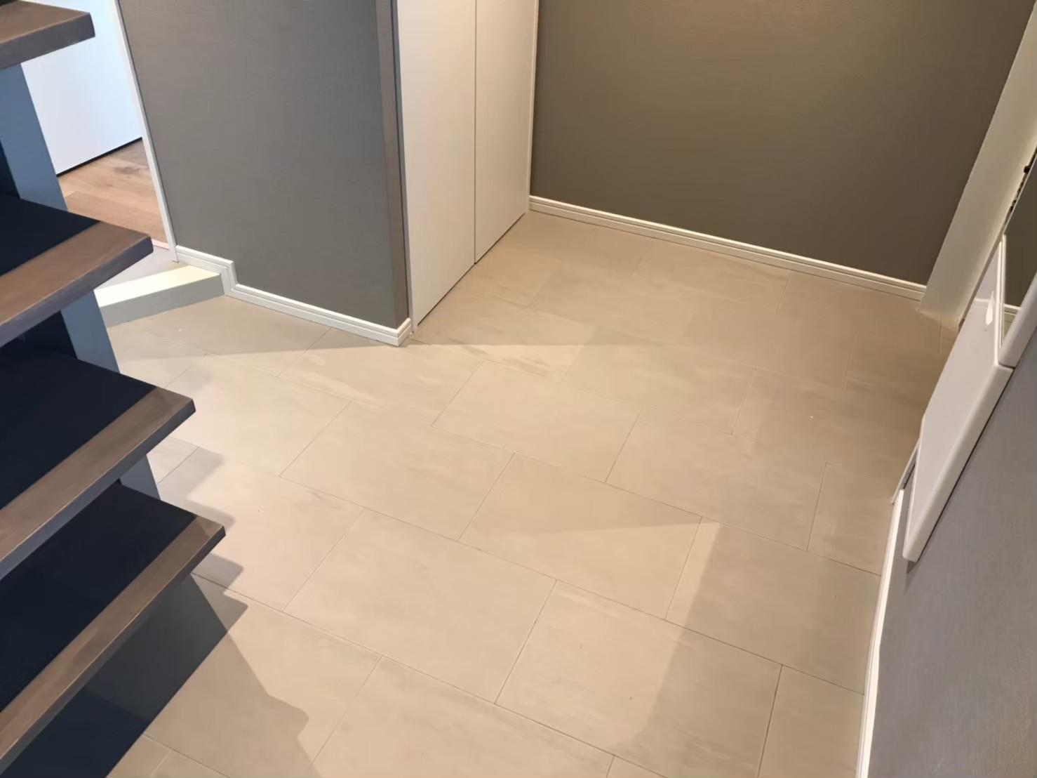 玄関は土間空間のように広いのでお出かけの準備もストレスなく出来ます。コートを掛けるクローゼット付です！