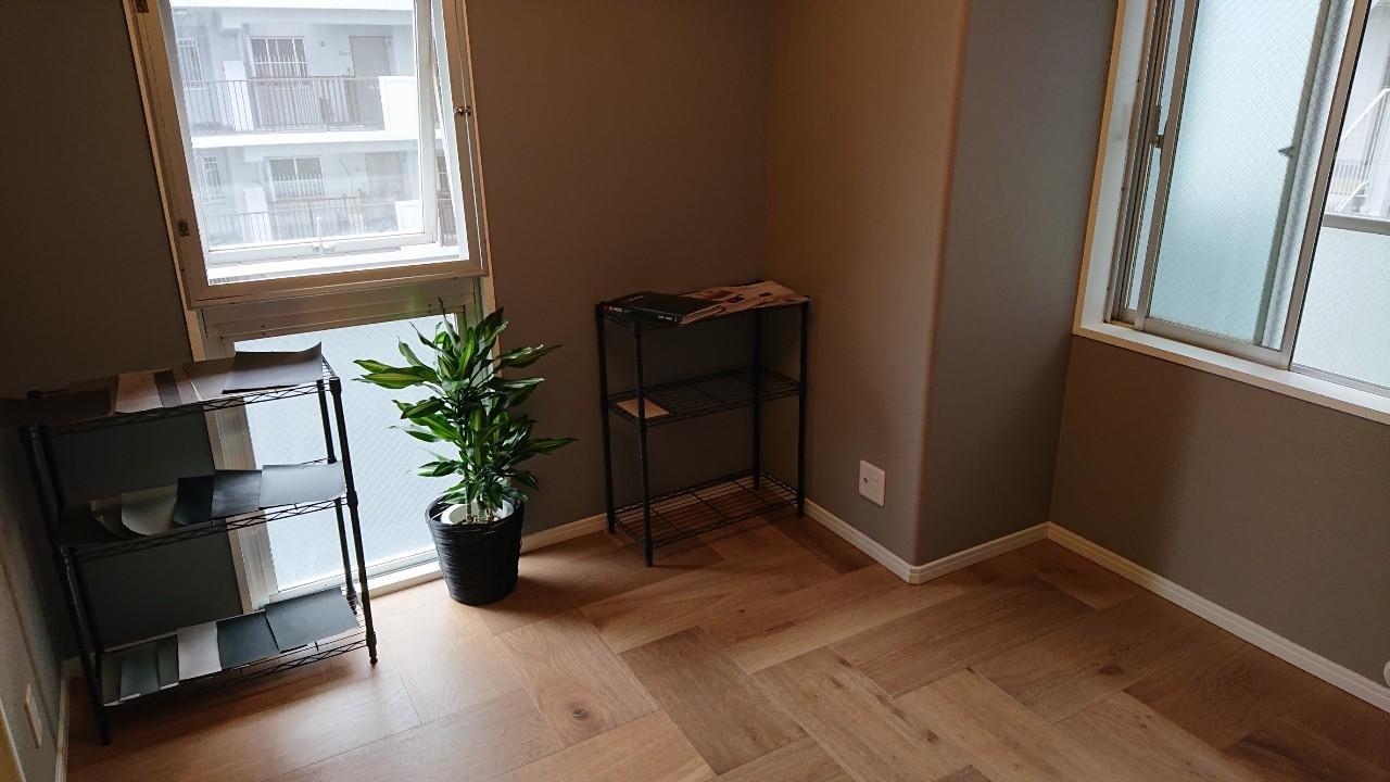 大きな窓から光が差し込む寝室には大容量のWICが付いています。