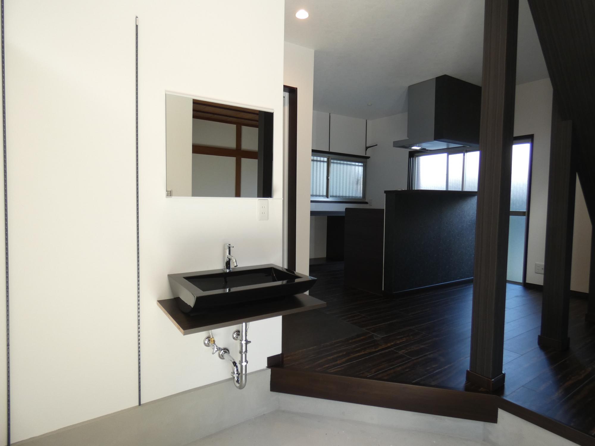 「私だけの秘密基地を作ってみた。古屋を和モダンテイストにフルリノベ！」の玄関・土間