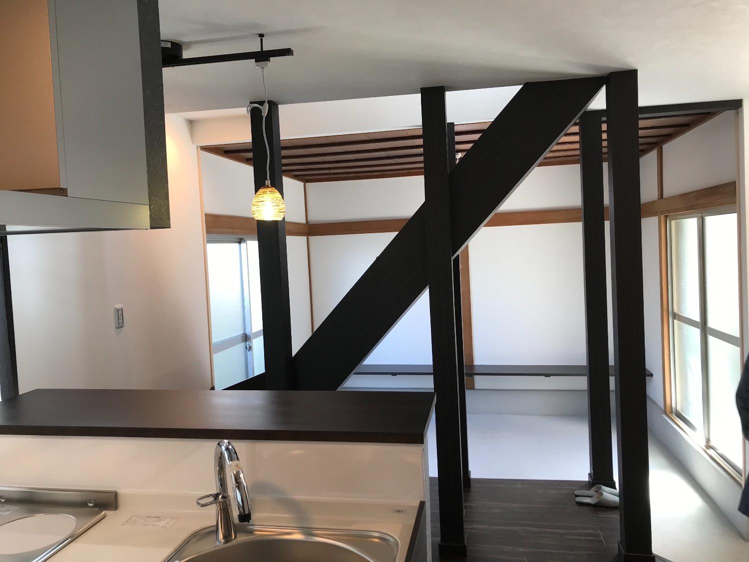 「私だけの秘密基地を作ってみた。古屋を和モダンテイストにフルリノベ！」のリビングダイニング