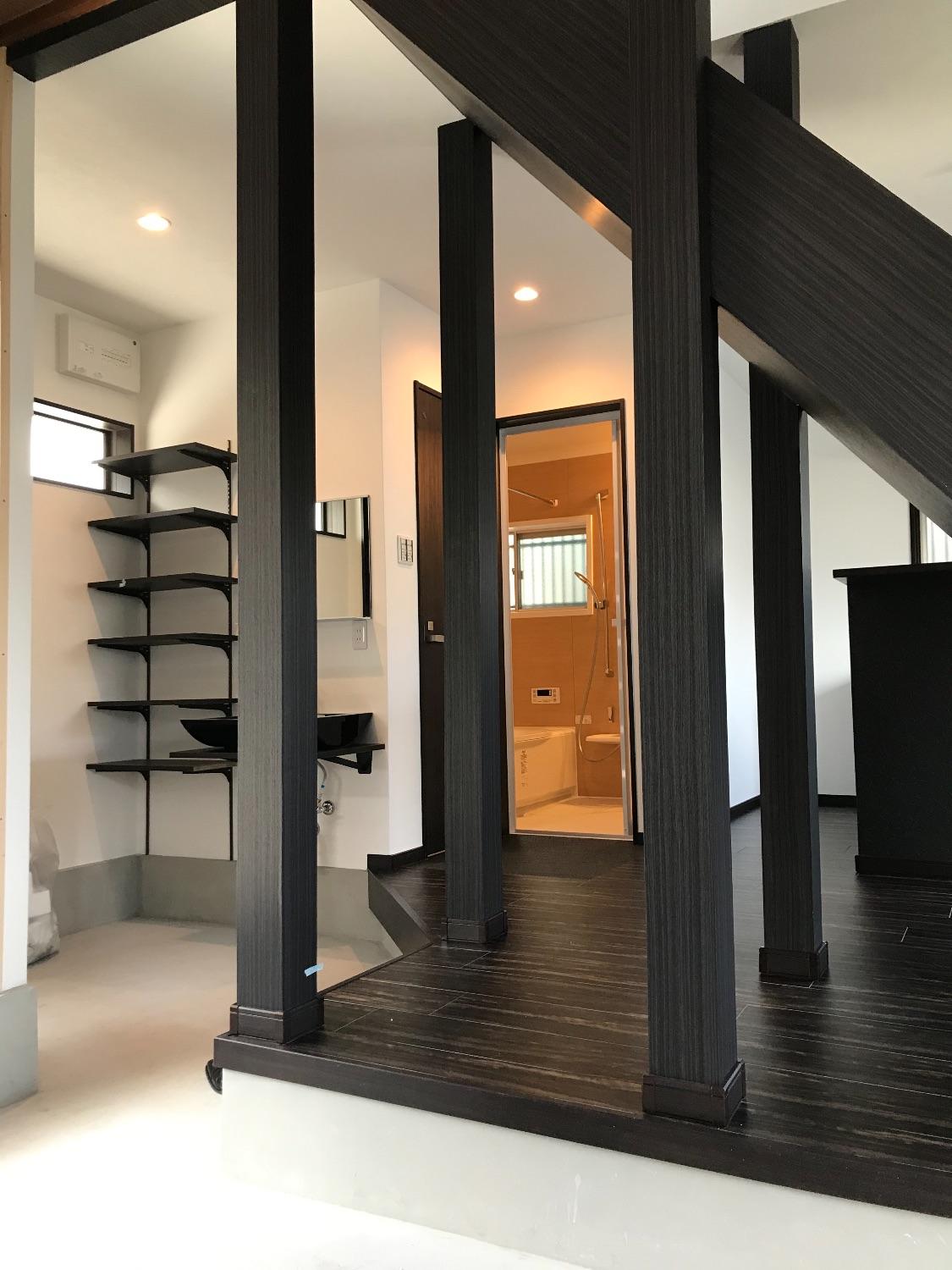 「私だけの秘密基地を作ってみた。古屋を和モダンテイストにフルリノベ！」の玄関・土間