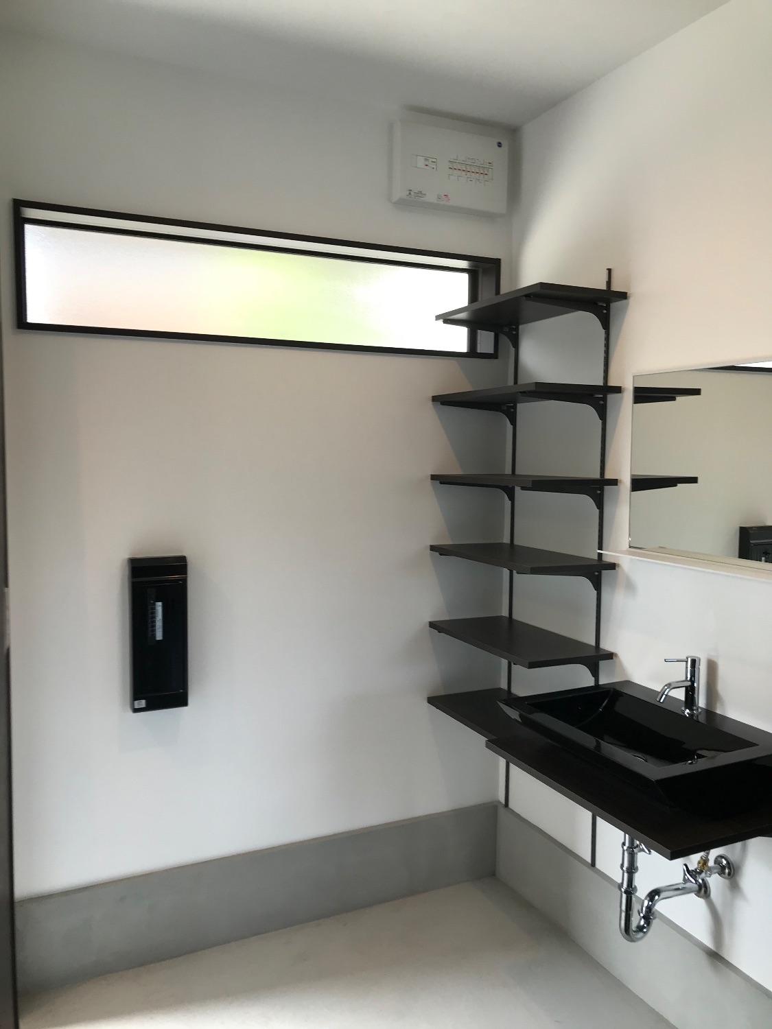 「私だけの秘密基地を作ってみた。古屋を和モダンテイストにフルリノベ！」の玄関・土間