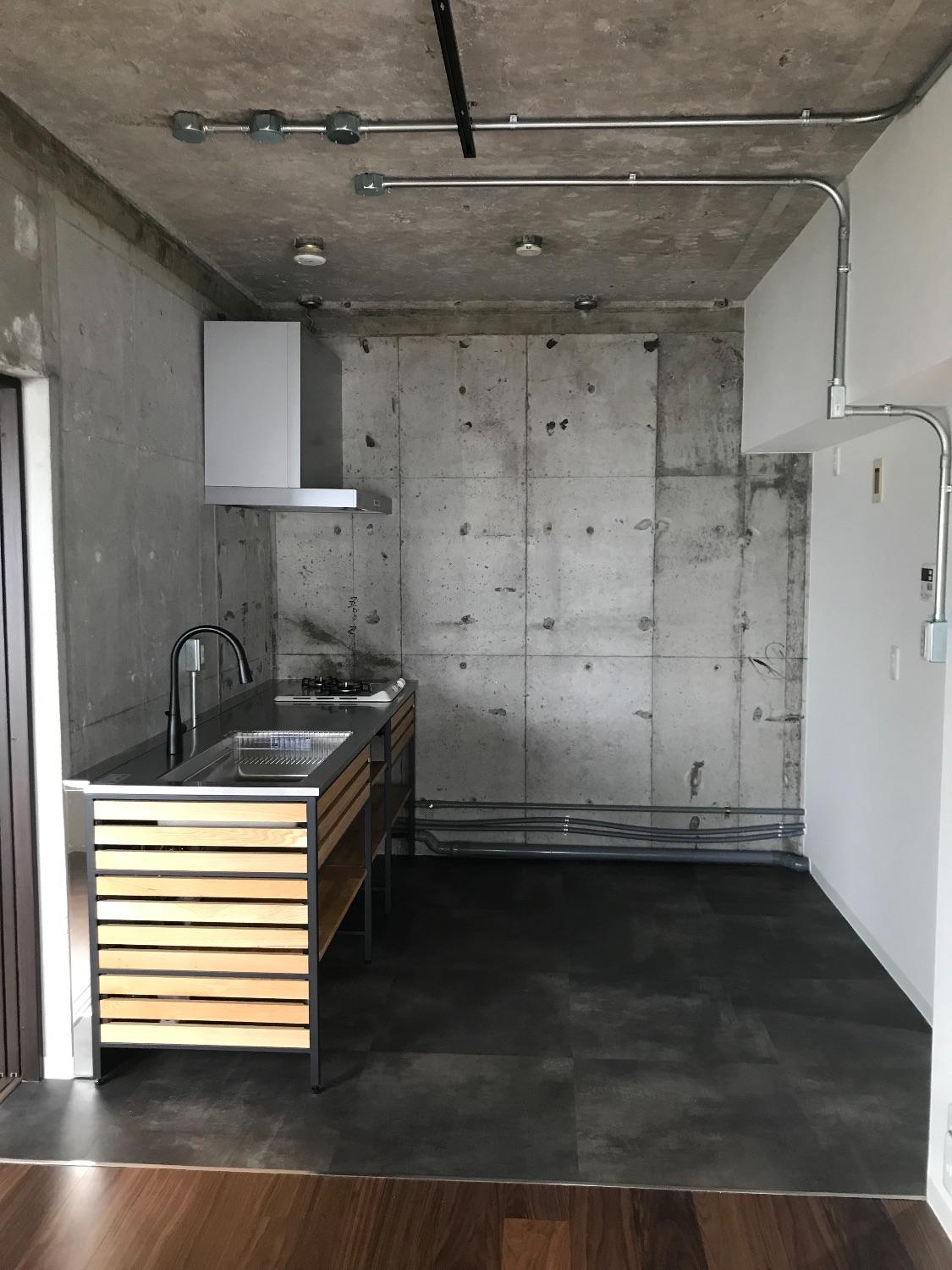 「コンクリート剥き出しの無骨でカッコいい　インダストリアルデザイン！」のリビングダイニング