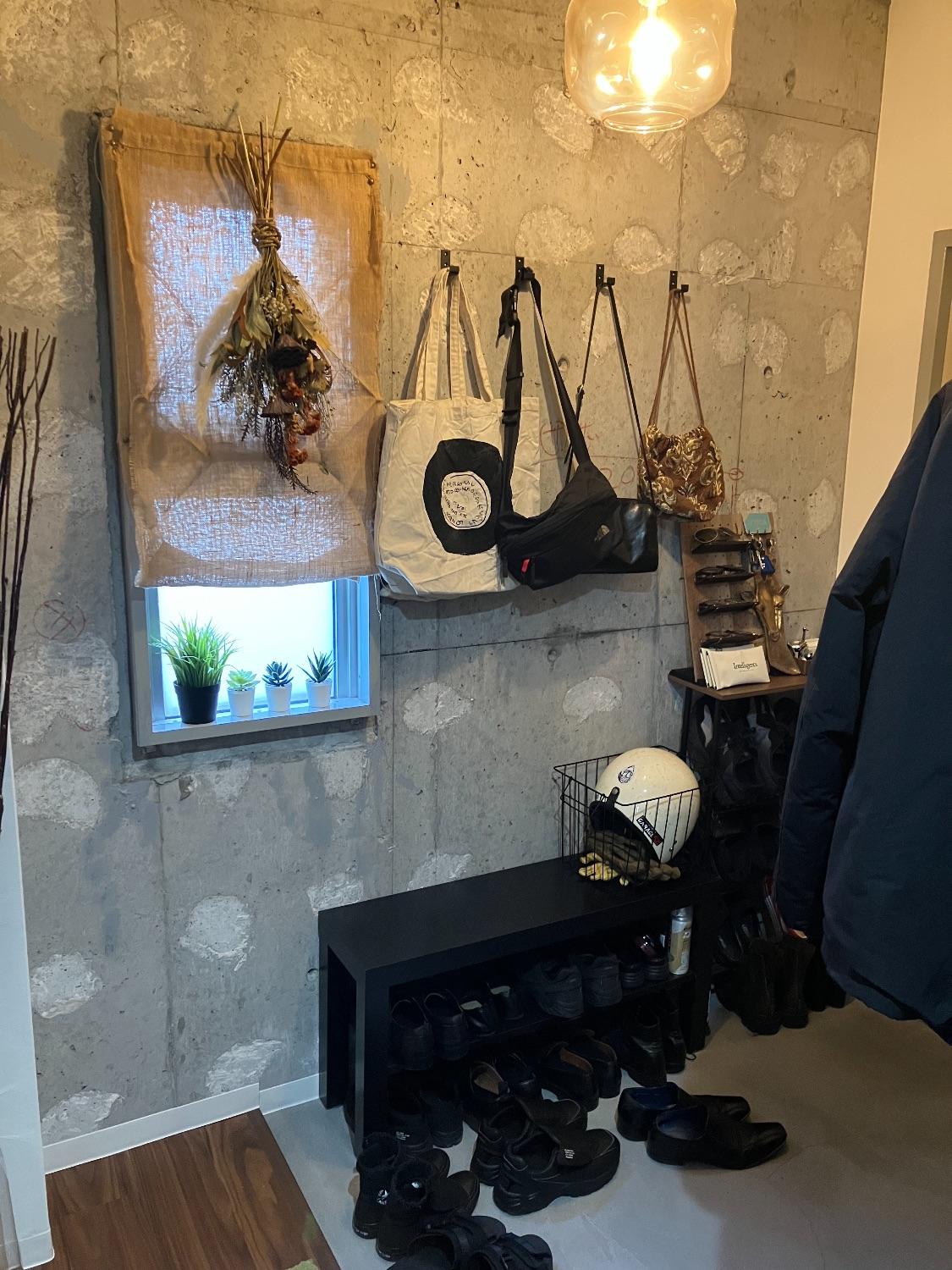 「コンクリート剥き出しの無骨でカッコいい　インダストリアルデザイン！」の玄関・土間