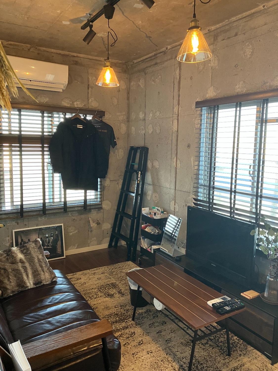 「コンクリート剥き出しの無骨でカッコいい　インダストリアルデザイン！」のリビングダイニング