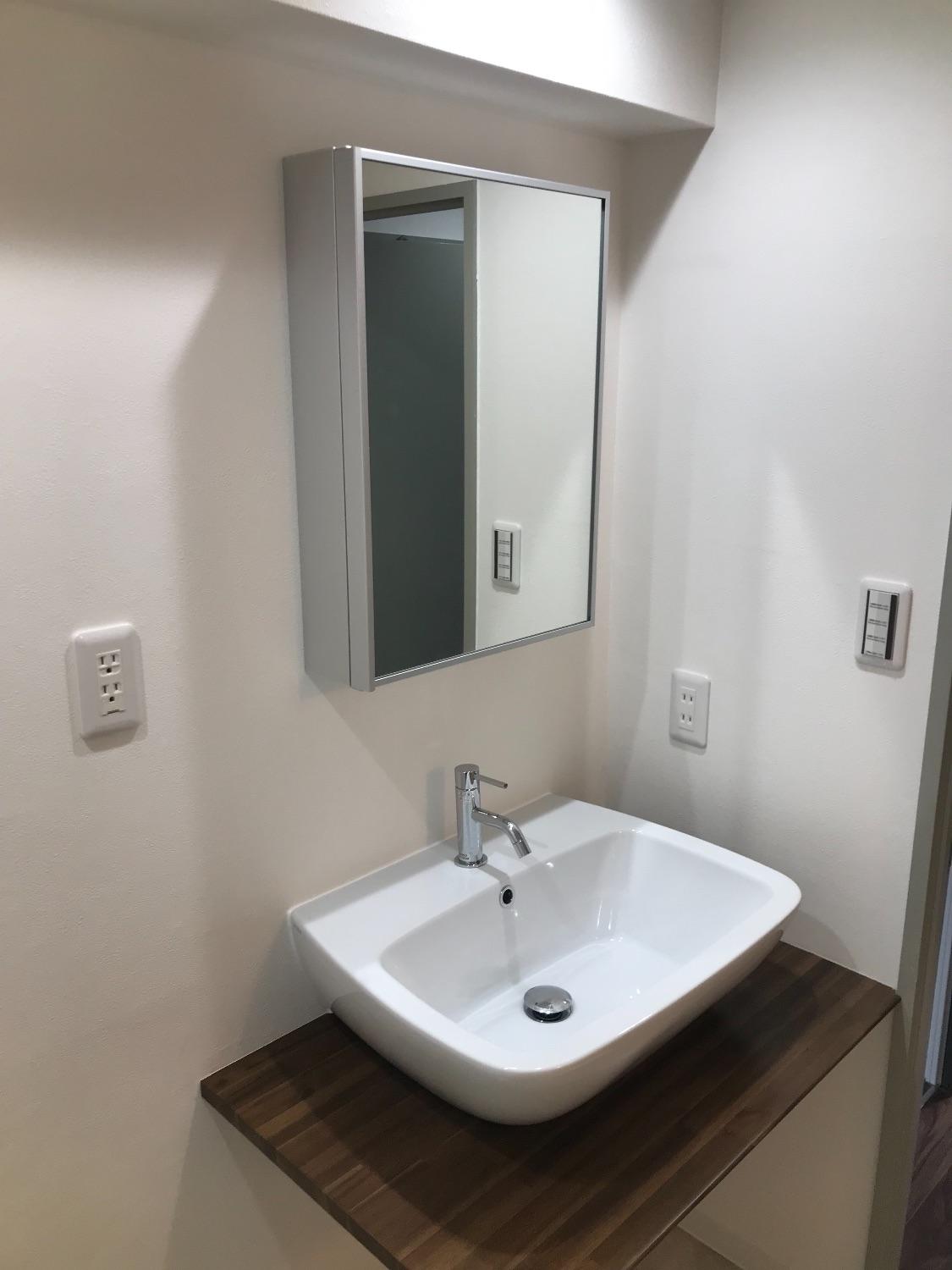 「コンクリート剥き出しの無骨でカッコいい　インダストリアルデザイン！」のお風呂・洗面所・トイレ