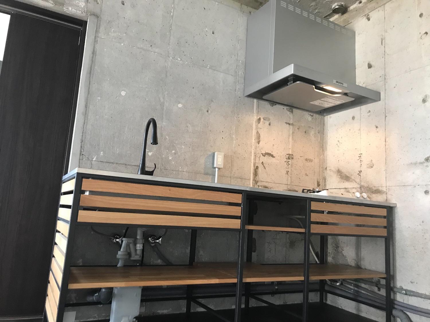 「コンクリート剥き出しの無骨でカッコいい　インダストリアルデザイン！」のキッチン