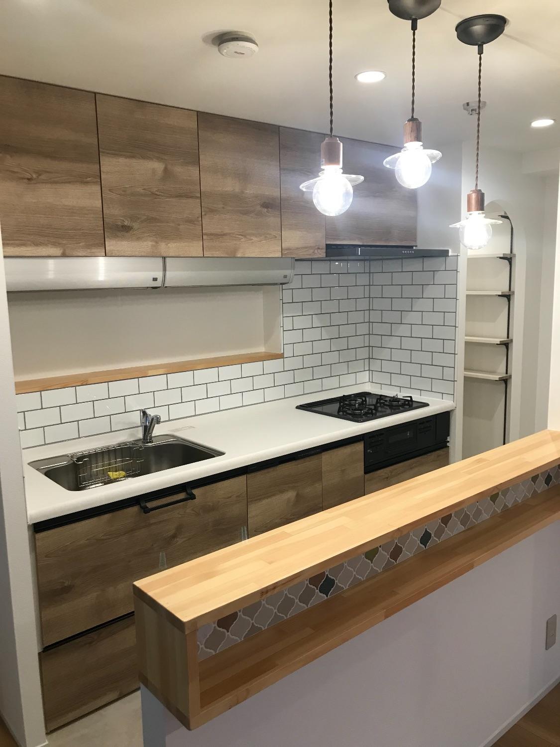 「ファミリークロークとパントリーを造ったかわいいシンプルハウス」のリビングダイニング