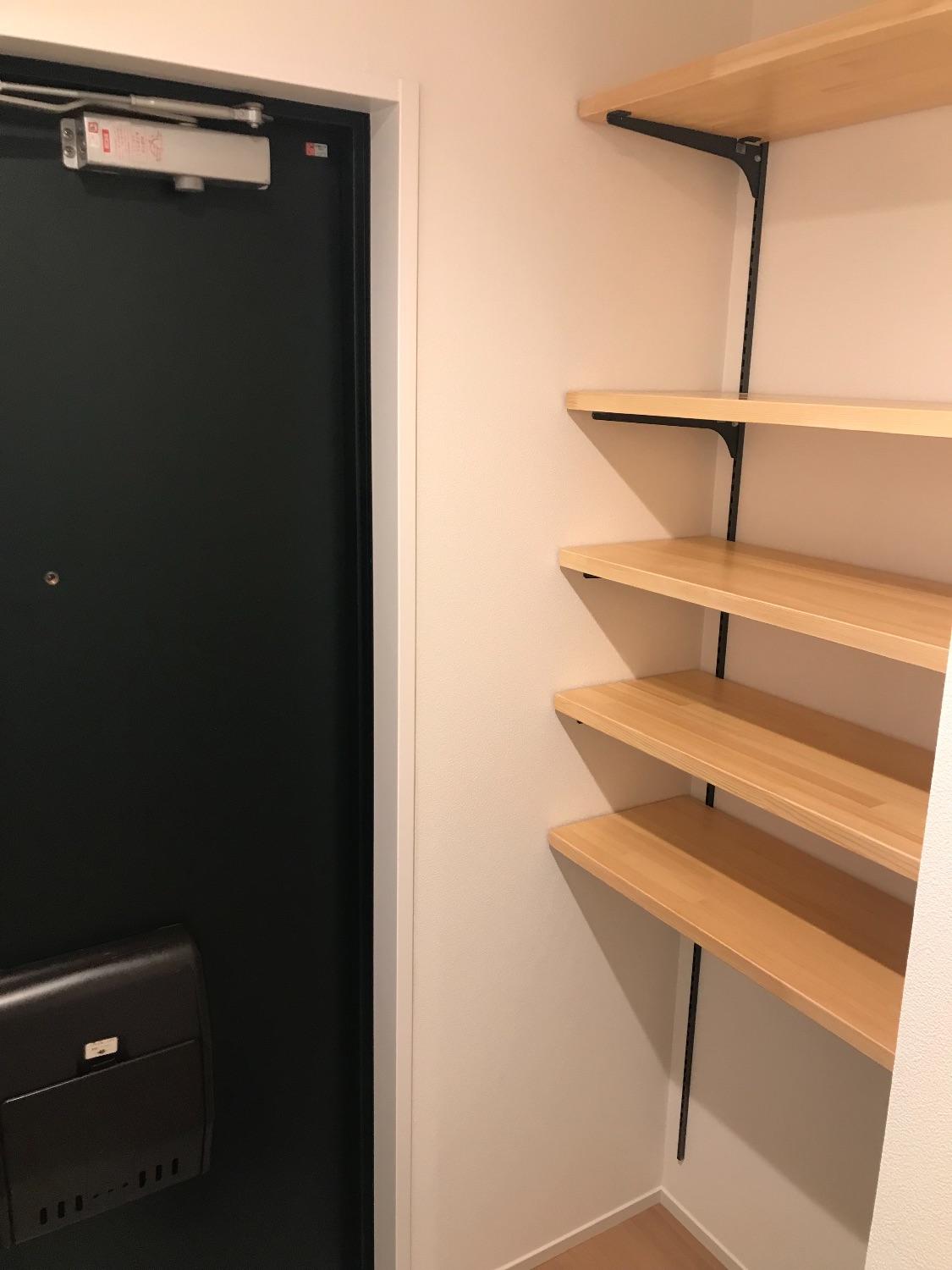 「ファミリークロークとパントリーを造ったかわいいシンプルハウス」の玄関・土間