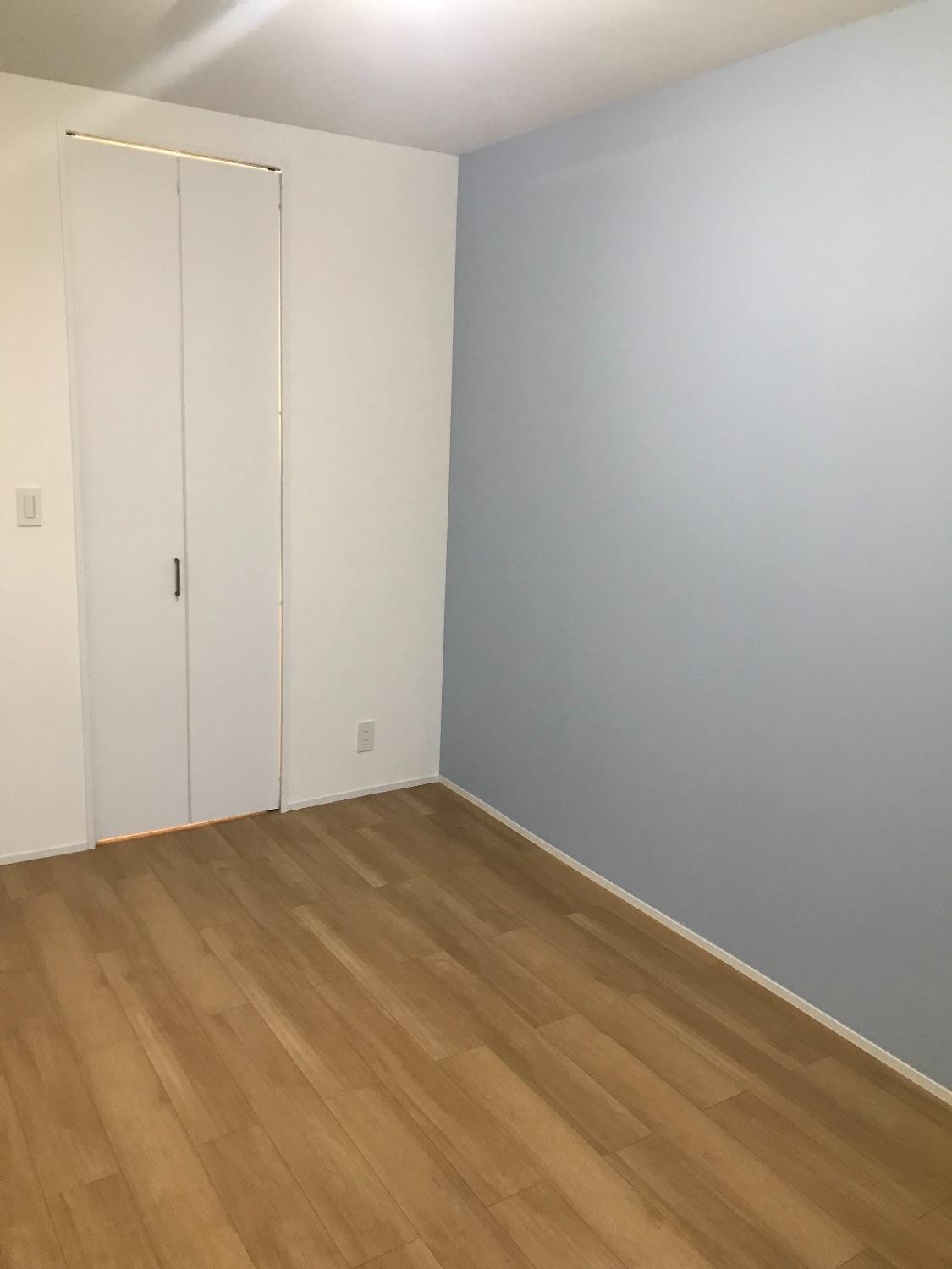 「ファミリークロークとパントリーを造ったかわいいシンプルハウス」の寝室