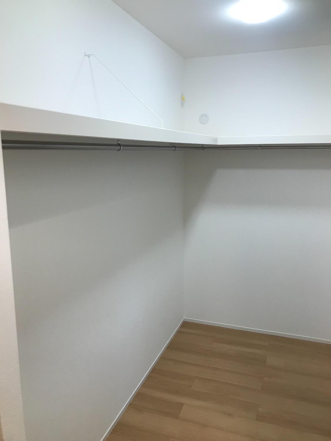 「ファミリークロークとパントリーを造ったかわいいシンプルハウス」の収納・クローゼット