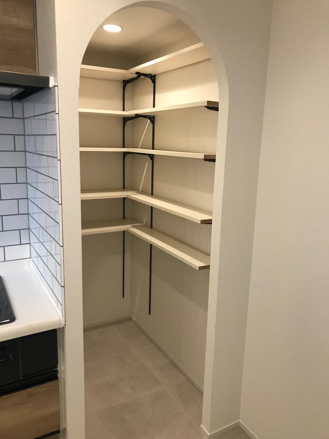 「ファミリークロークとパントリーを造ったかわいいシンプルハウス」の収納・クローゼット