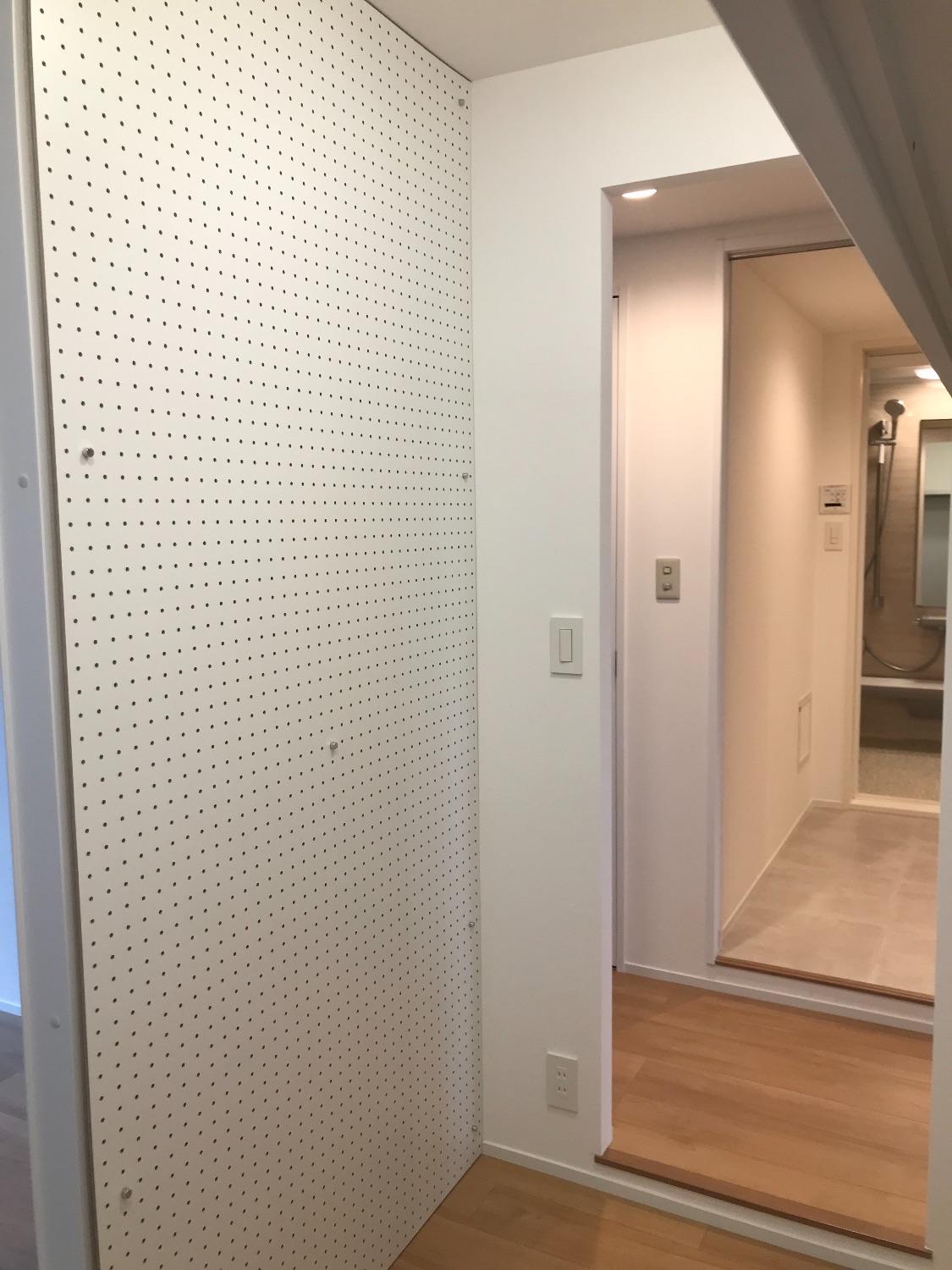 「ファミリークロークとパントリーを造ったかわいいシンプルハウス」のアウトドア