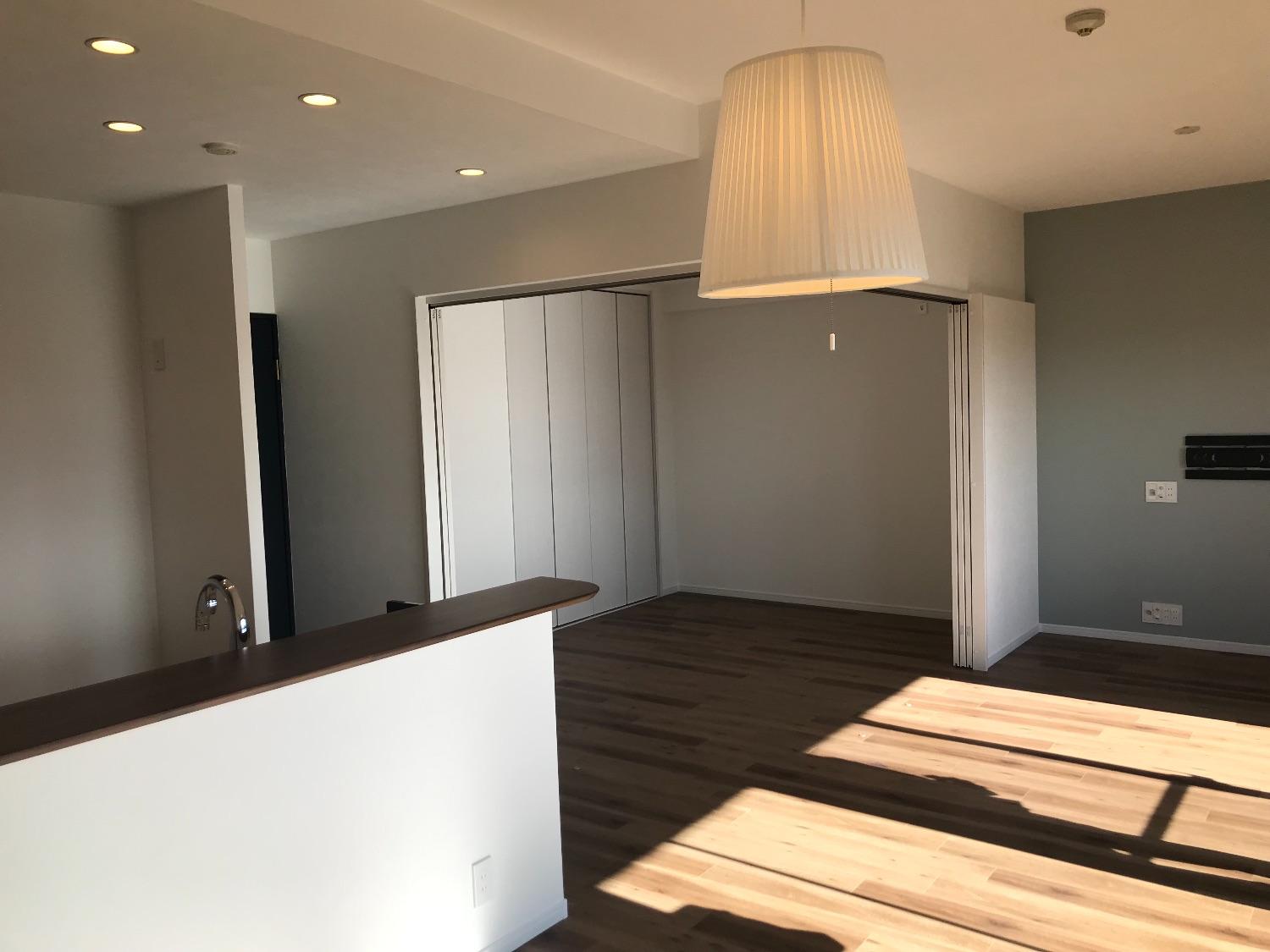 「家族の笑顔が自然と集まる♪　居心地の良いアメリカンスタイル！」のリビングダイニング