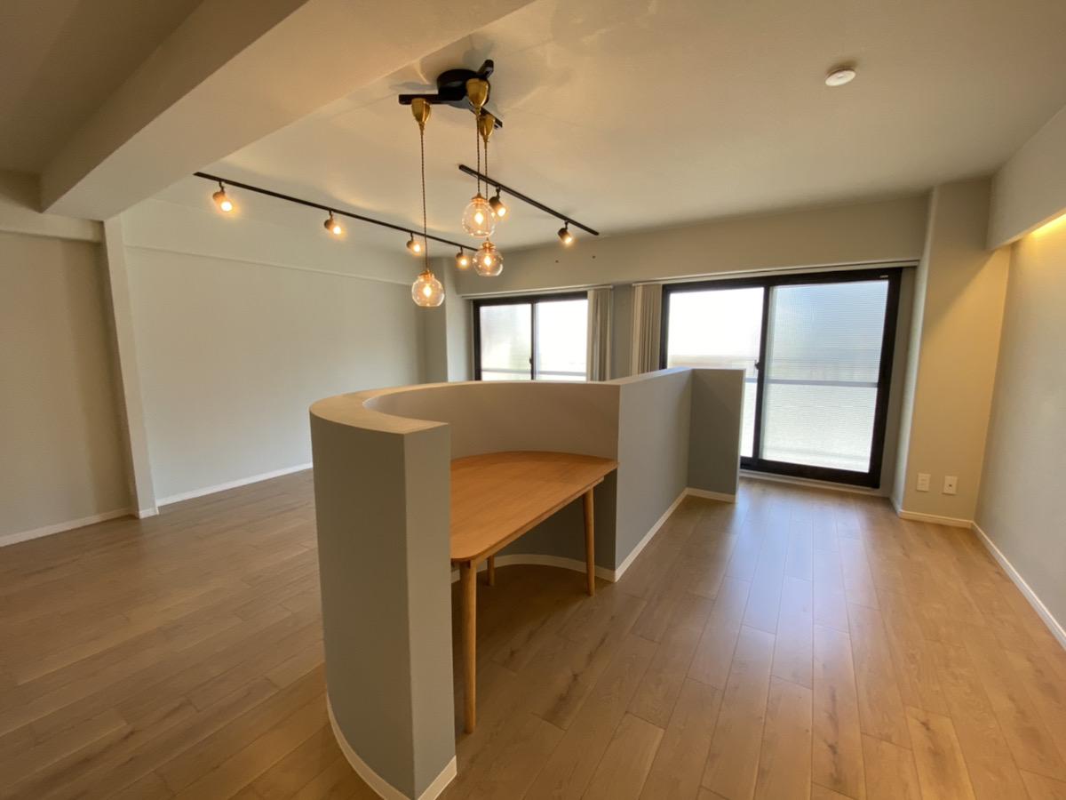 「BLUE　BEE　BAKEを我が家に」のリビングダイニング