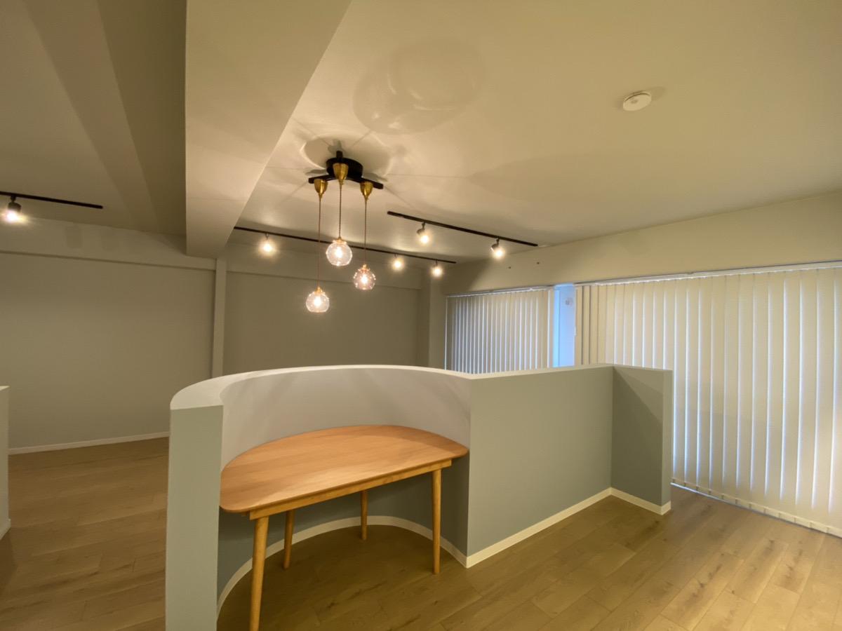 「BLUE　BEE　BAKEを我が家に」のリビングダイニング