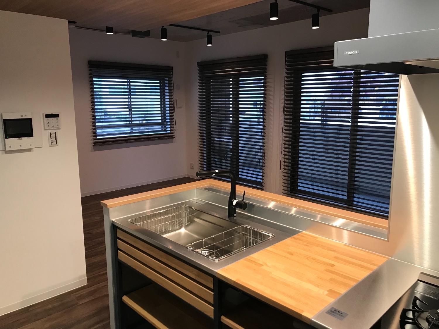 「Wood  ×　industrial  の落ち着いたリノベーションスタイル」のキッチン