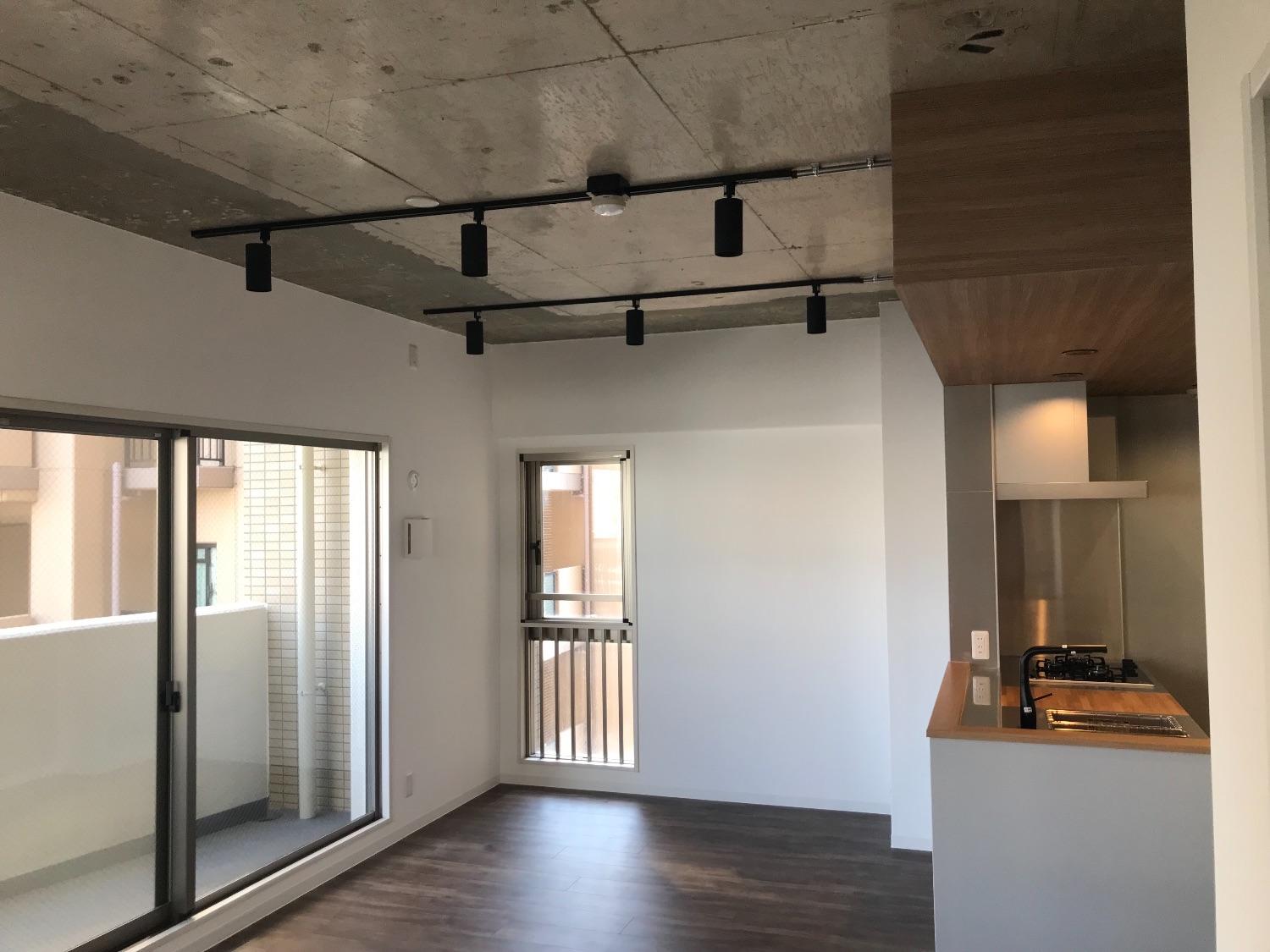 「Wood  ×　industrial  の落ち着いたリノベーションスタイル」のリビングダイニング